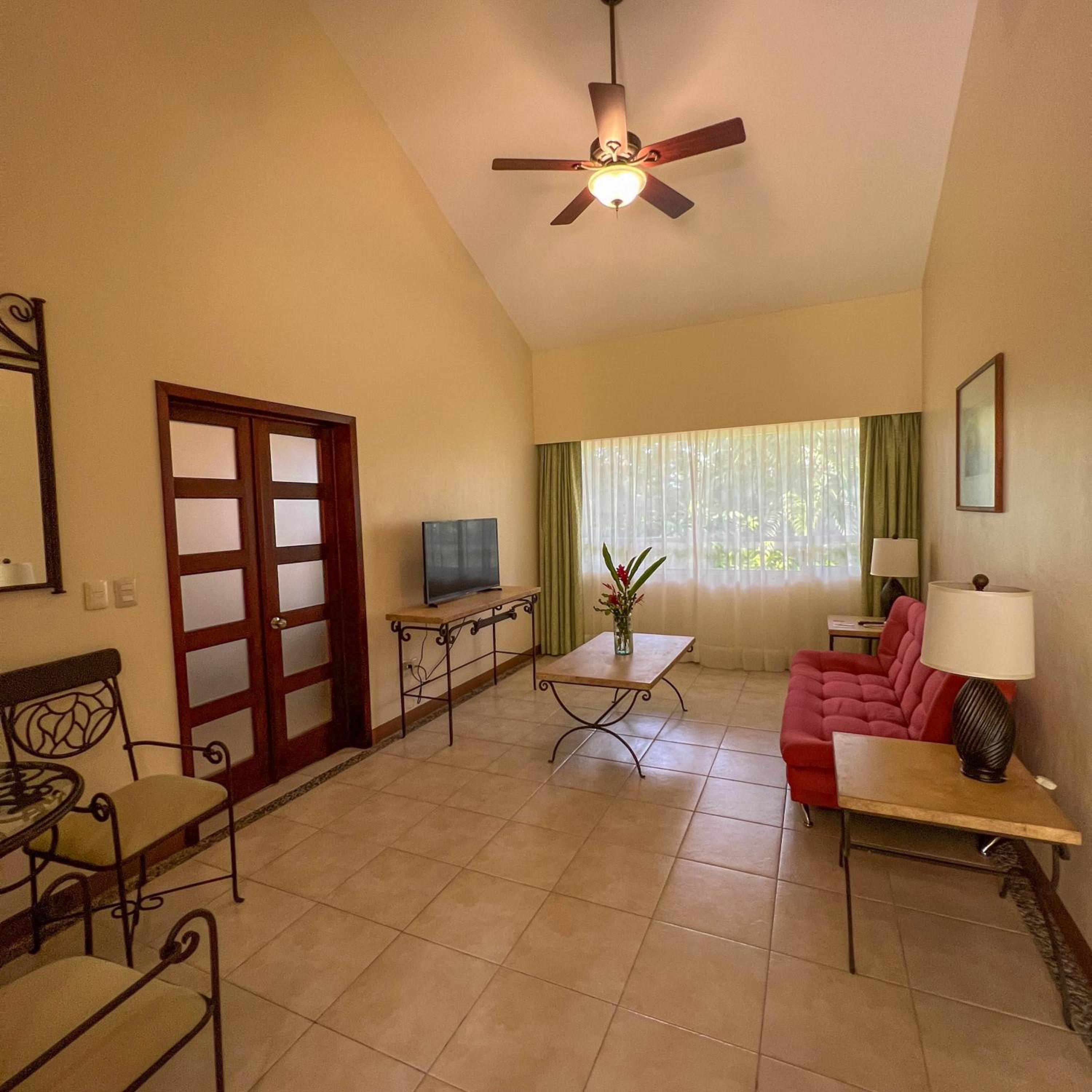 Deluxe King Suite - Photo 10