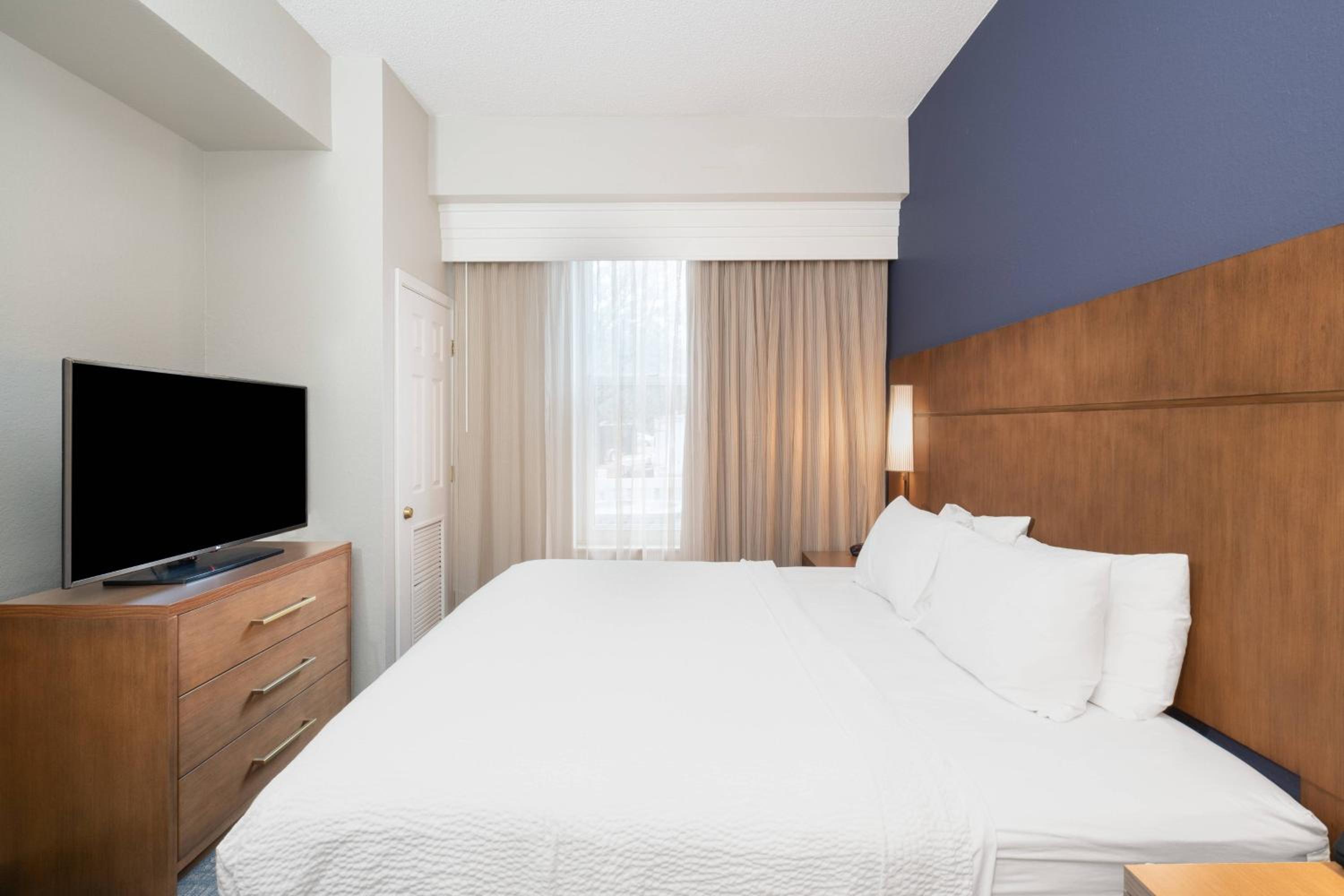 One-Bedroom King Suite with Sofa Bed - Photo 2