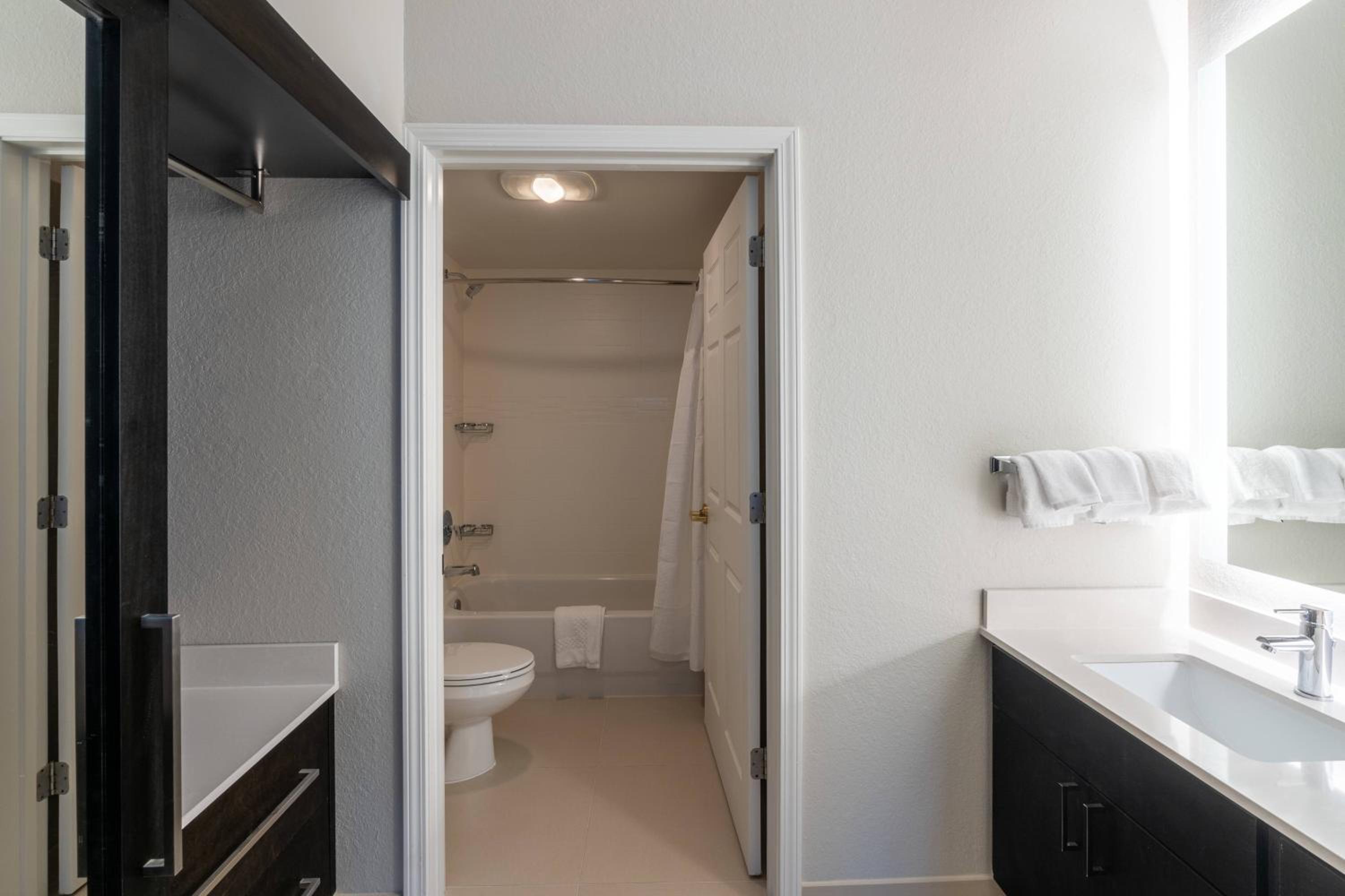 One-Bedroom King Suite with Sofa Bed - Photo 4
