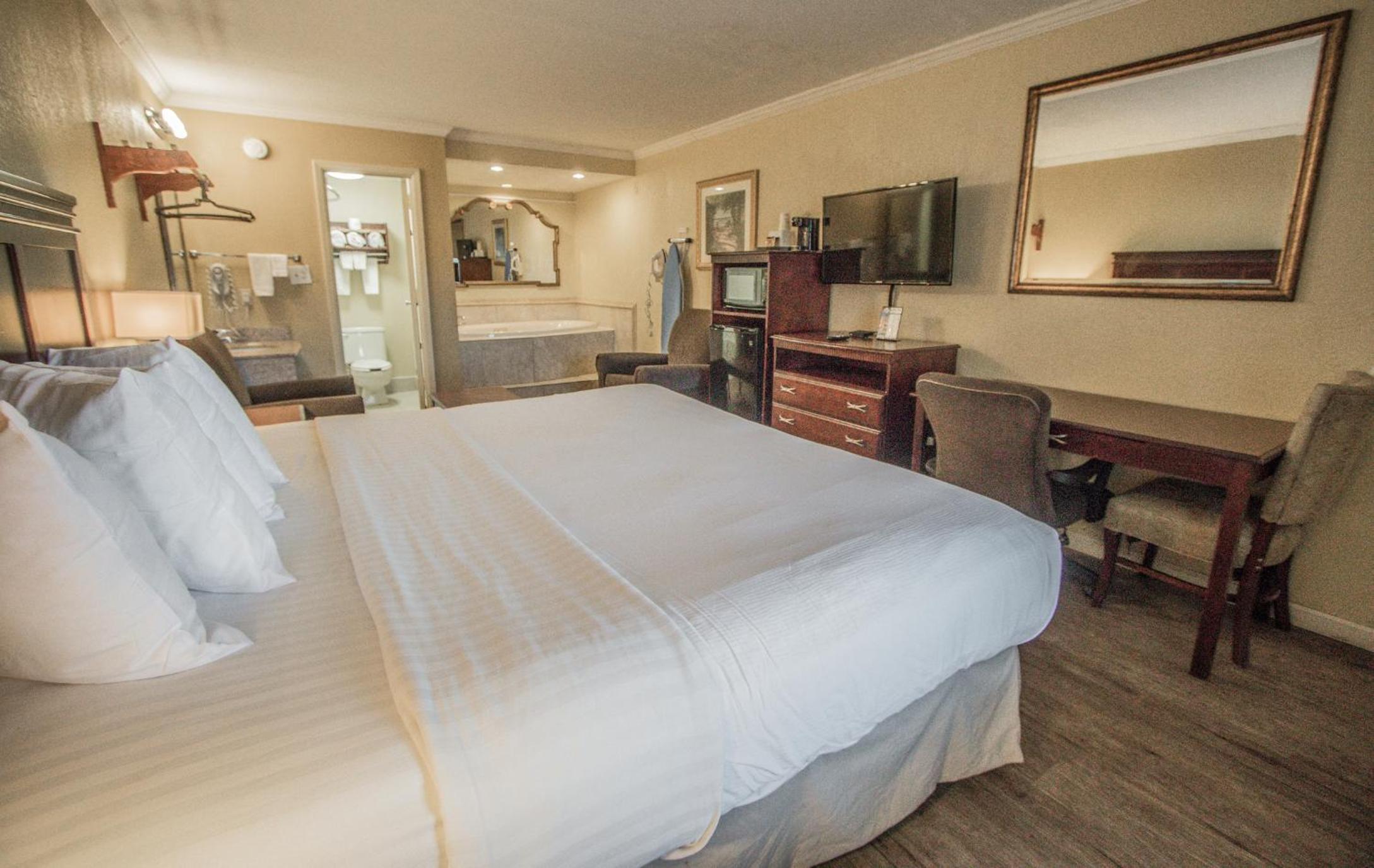Deluxe King Room with Soak Tub - Non-Smoking photo 2