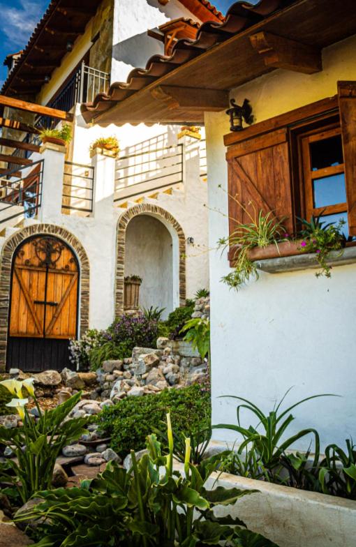 Eight-Bedroom House - Photo 43