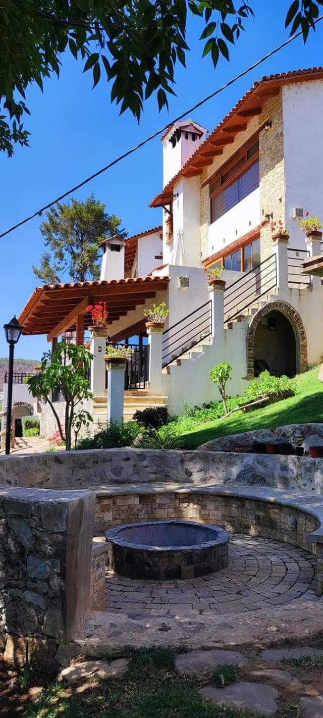 Eight-Bedroom House - Photo 2
