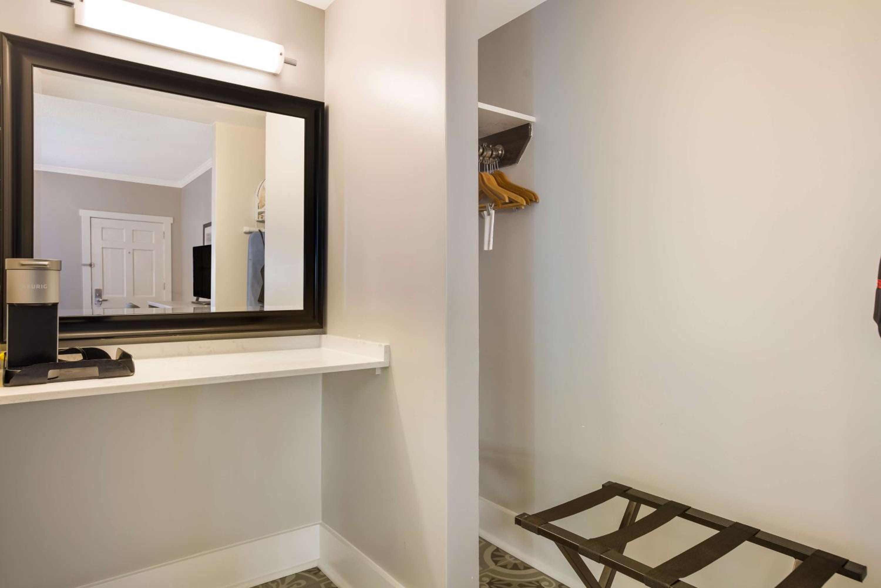 King Room - Non-Smoking - Photo 4