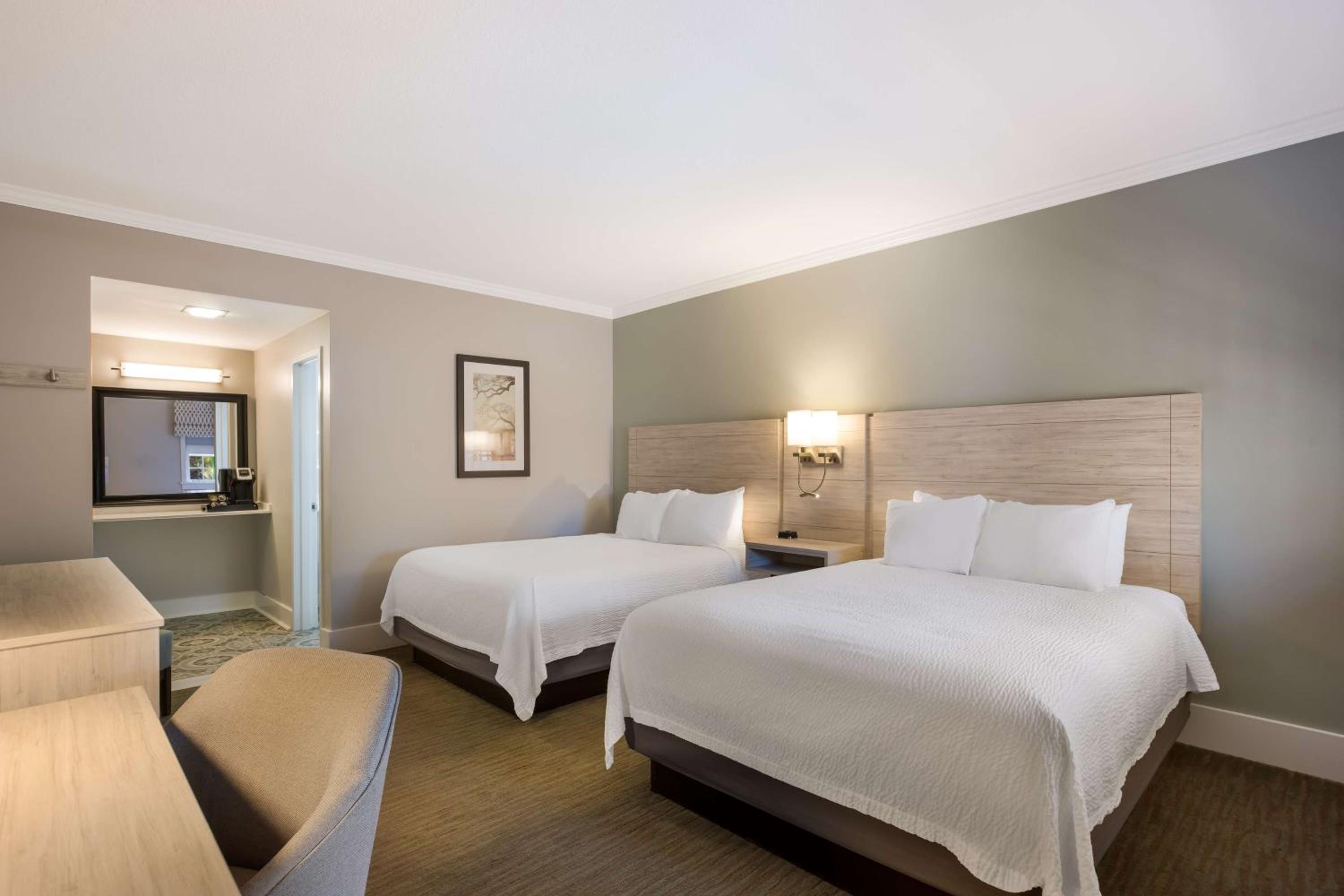 Queen Room with Two Queen Beds - Non-Smoking - Photo 2