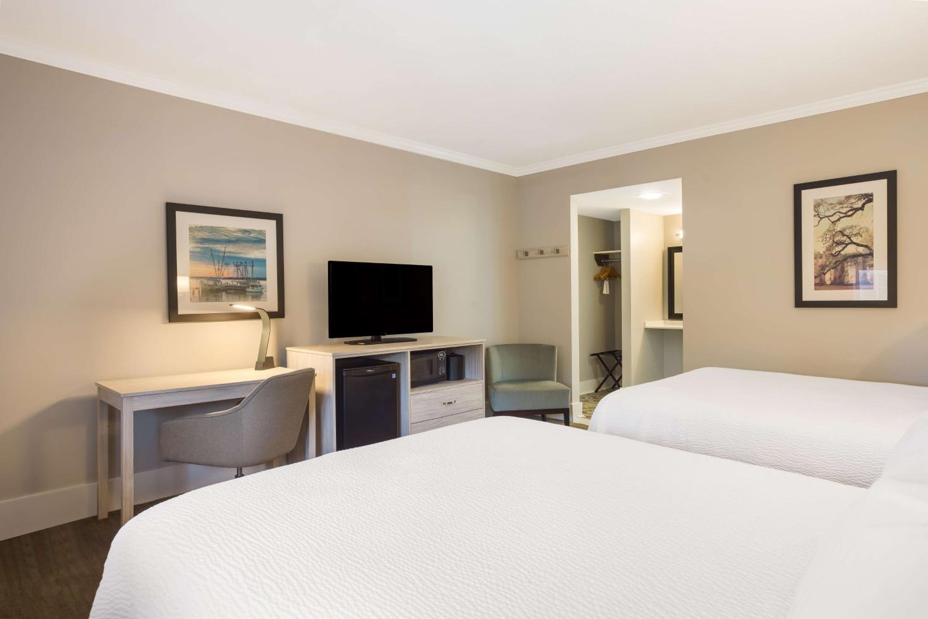 Queen Room with Two Queen Beds - Non-Smoking - Photo 3