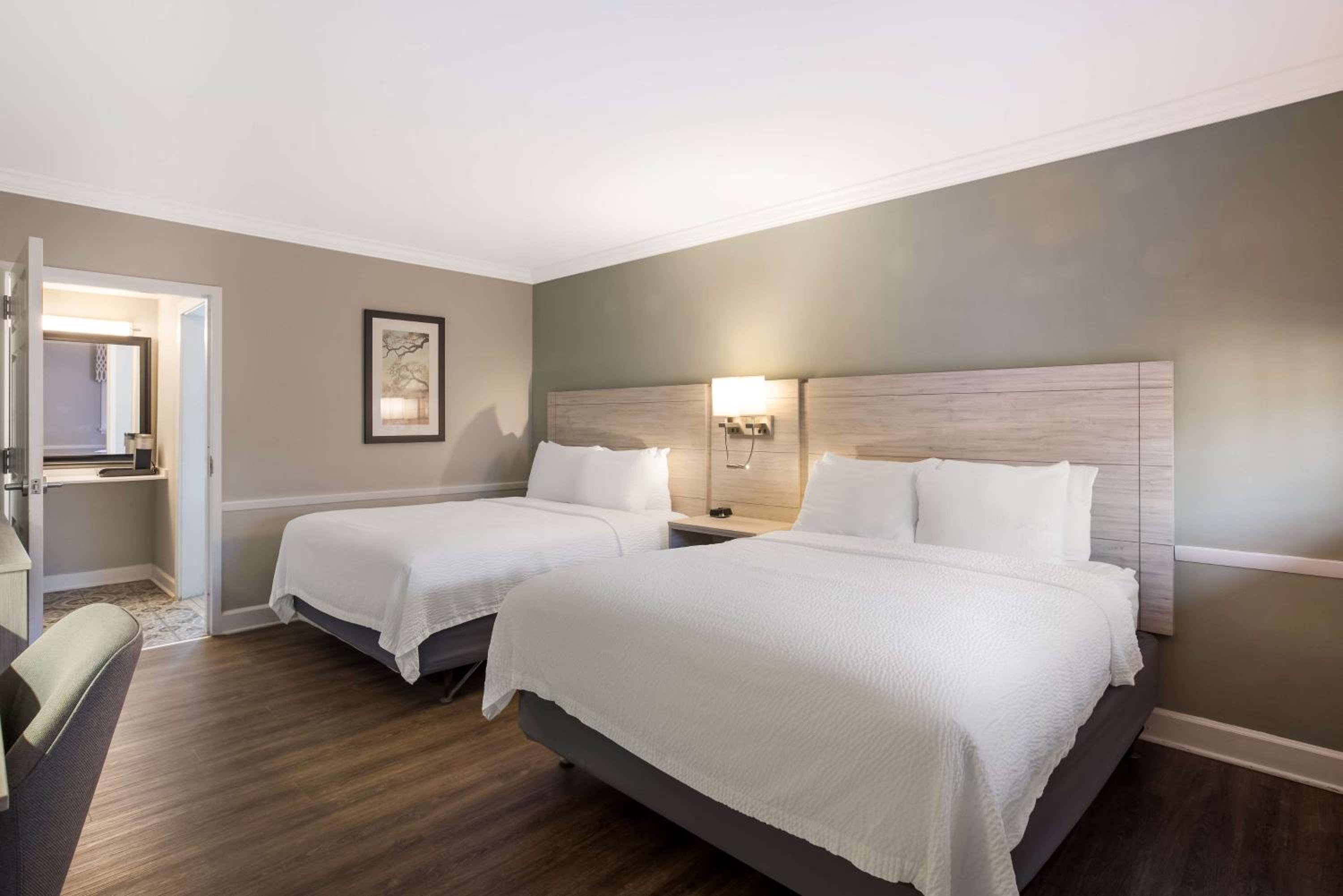 Queen Room with Two Queen Beds with Bath Tub - Mobility Accessible/Non-Smoking - Photo 2