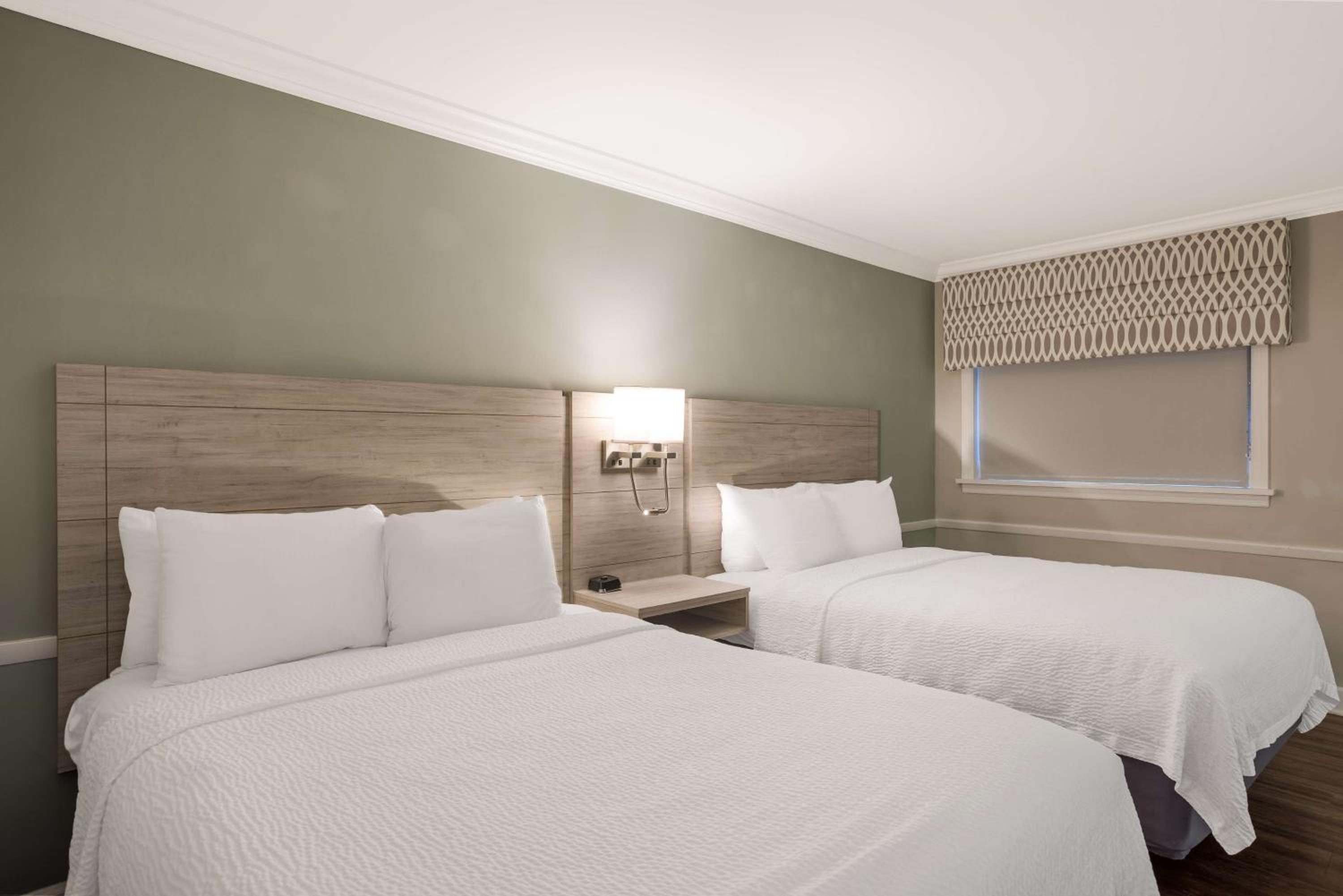 Queen Room with Two Queen Beds with Bath Tub - Mobility Accessible/Non-Smoking - Photo 1