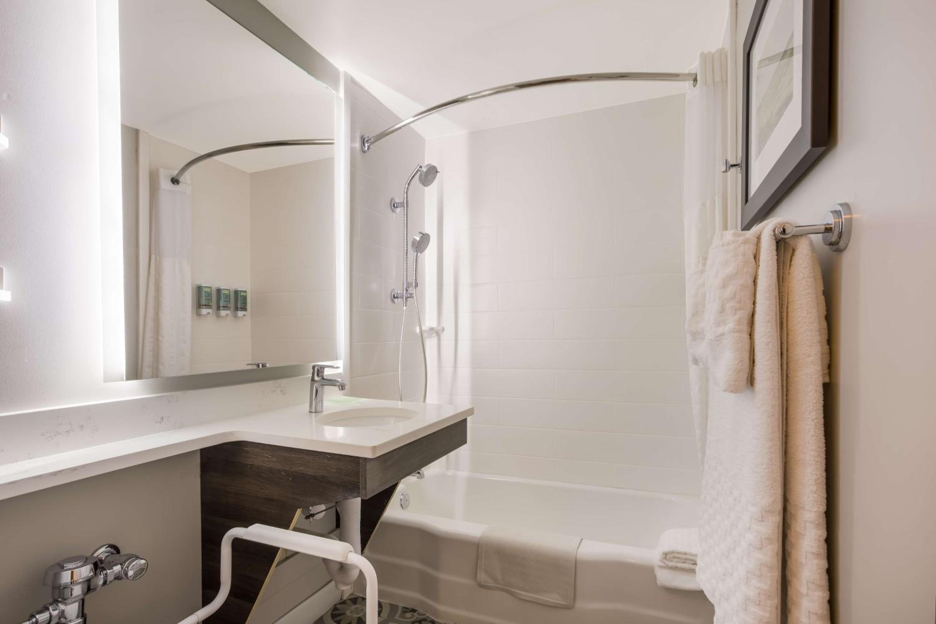Queen Room with Two Queen Beds with Bath Tub - Mobility Accessible/Non-Smoking - Photo 4