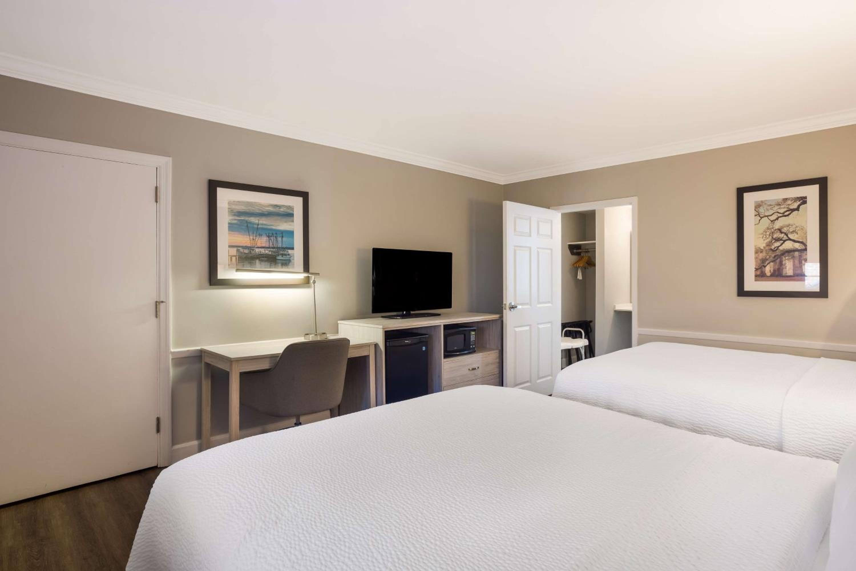 Queen Room with Two Queen Beds with Bath Tub - Mobility Accessible/Non-Smoking - Photo 3