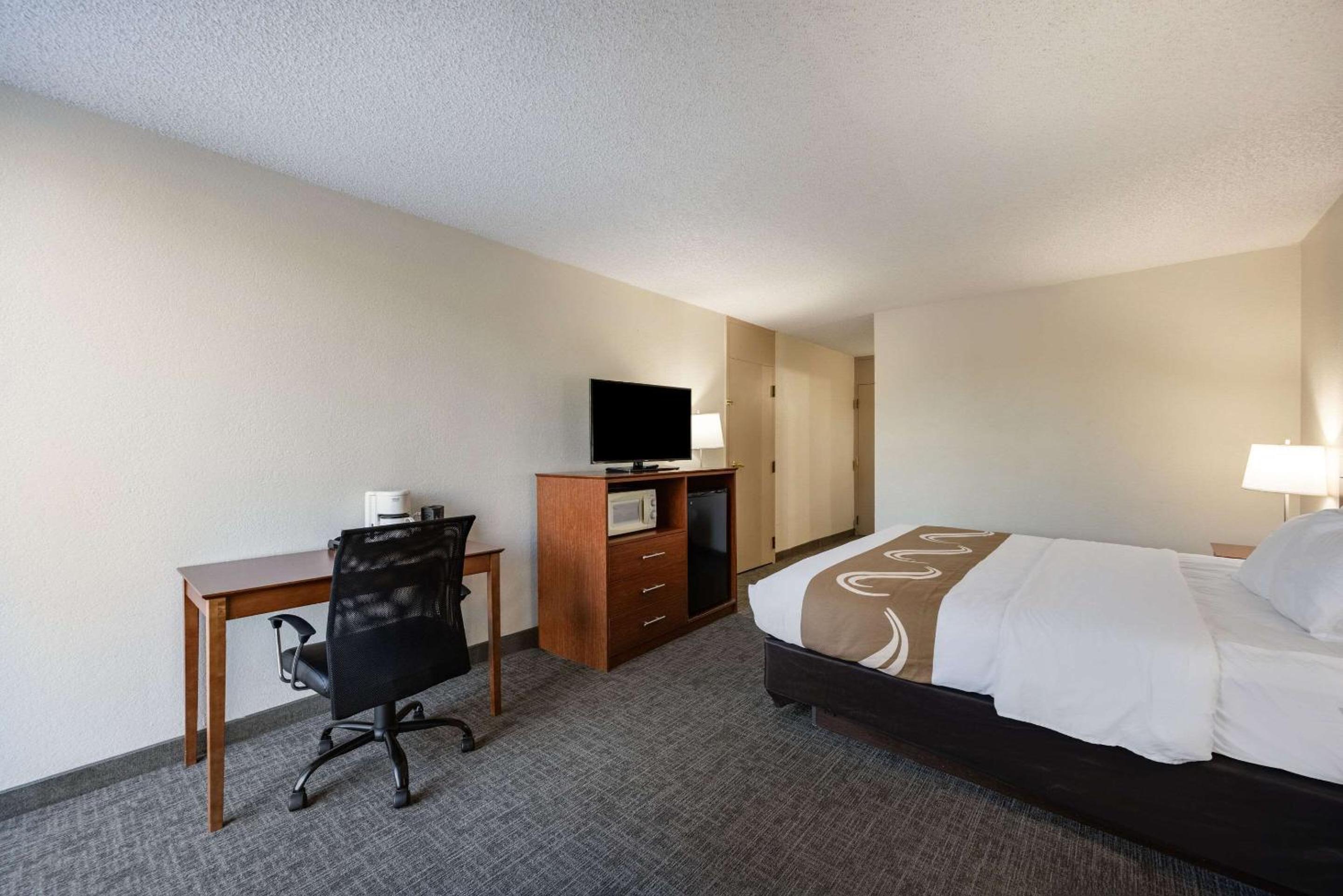 King Room - Non-Smoking - Photo 3