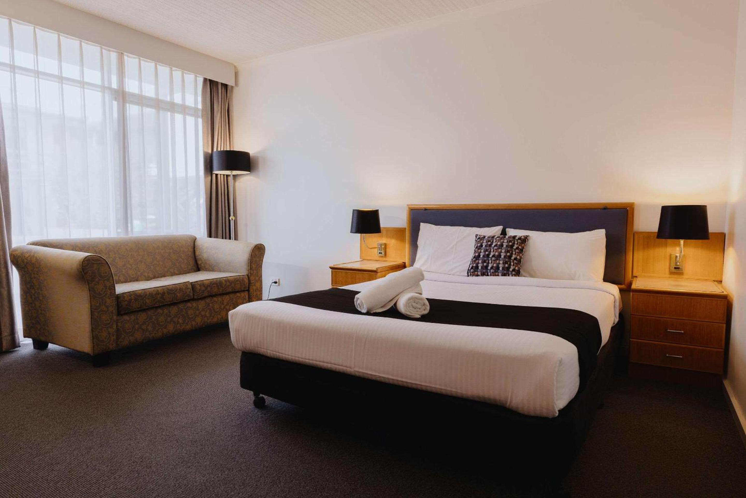 Standard Room with Queen Bed - Photo 8