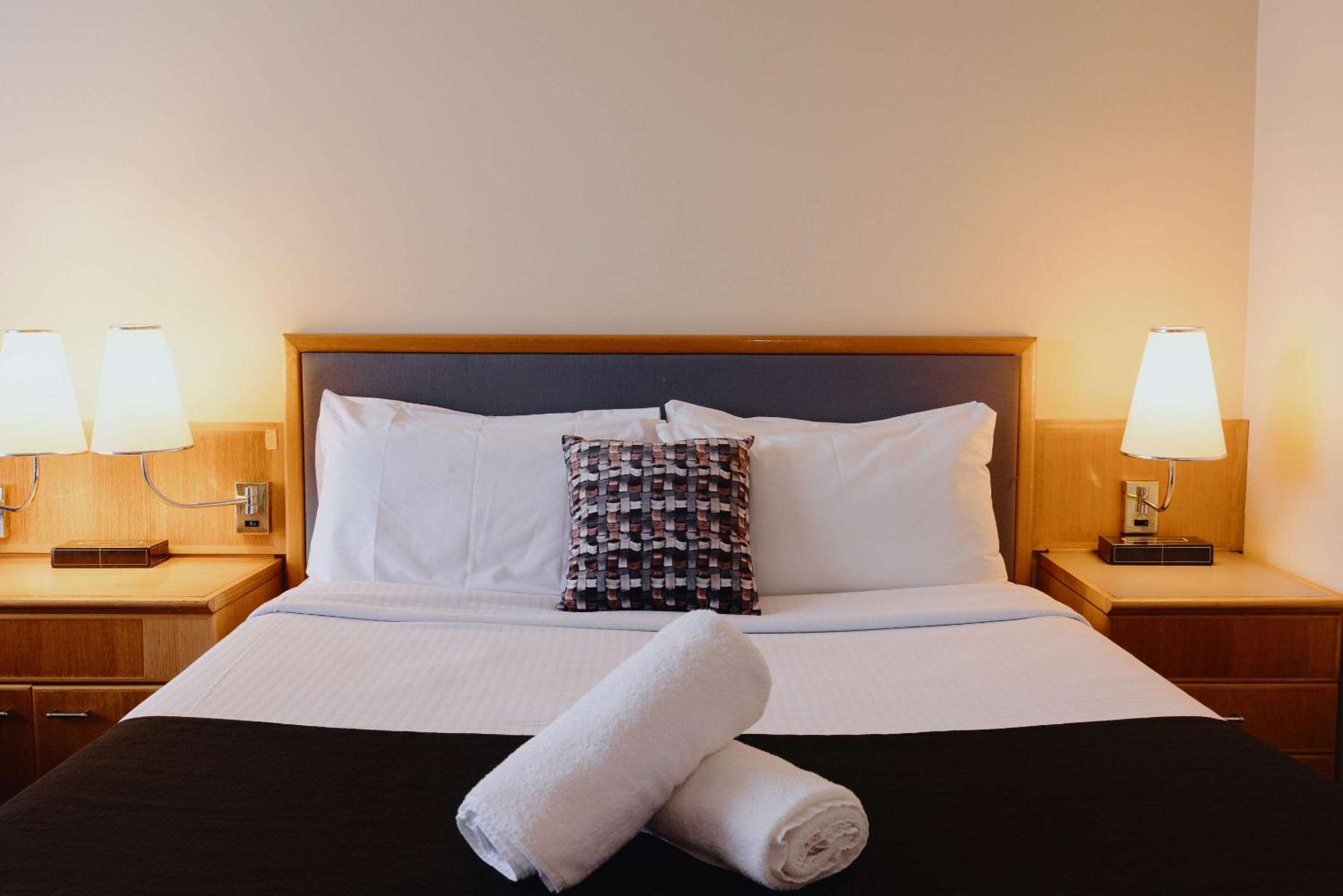 Standard Twin Room with One Queen and One Single Bed - Photo 11