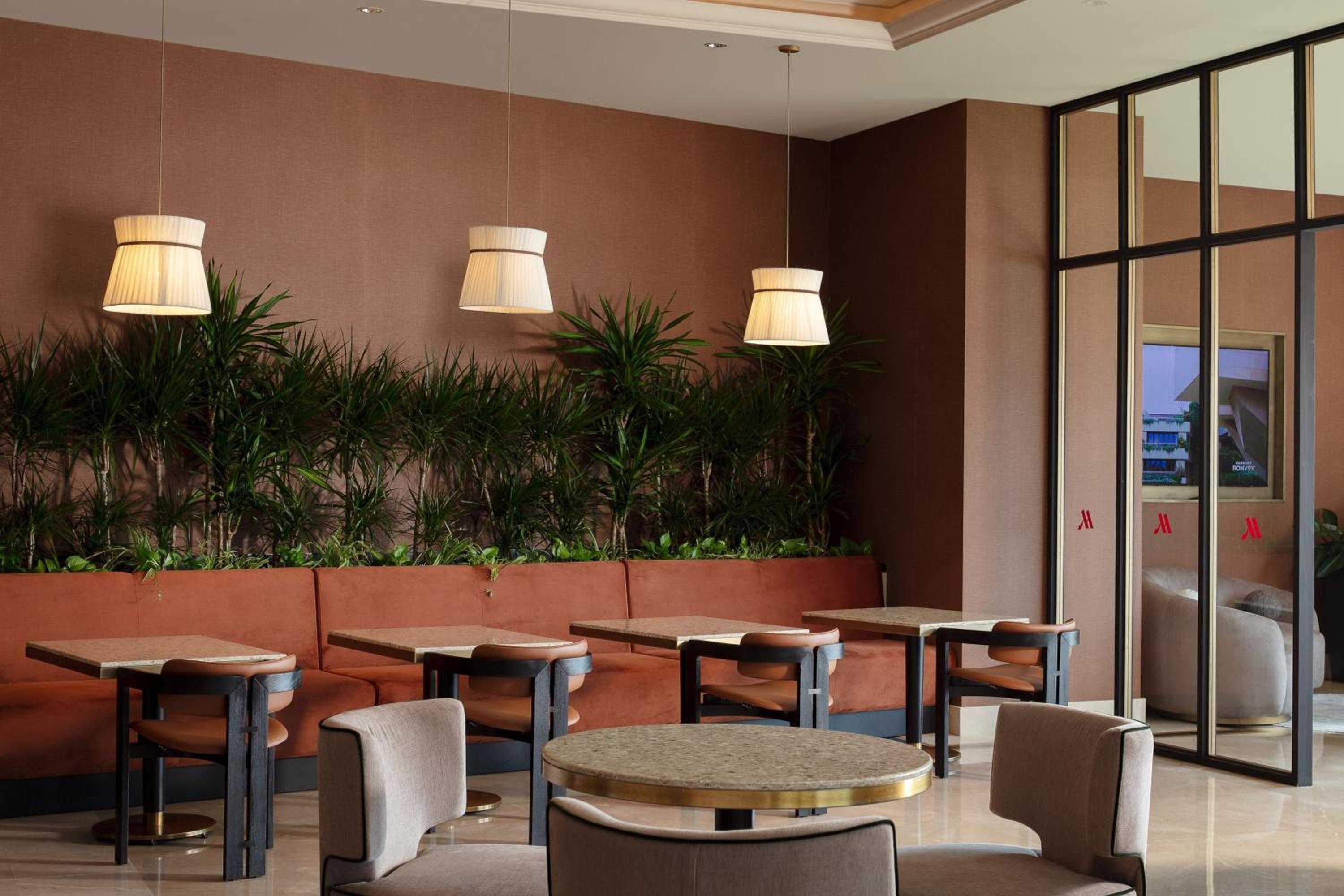 Junior King Suite with Sea View - Club Level thumbnail 5