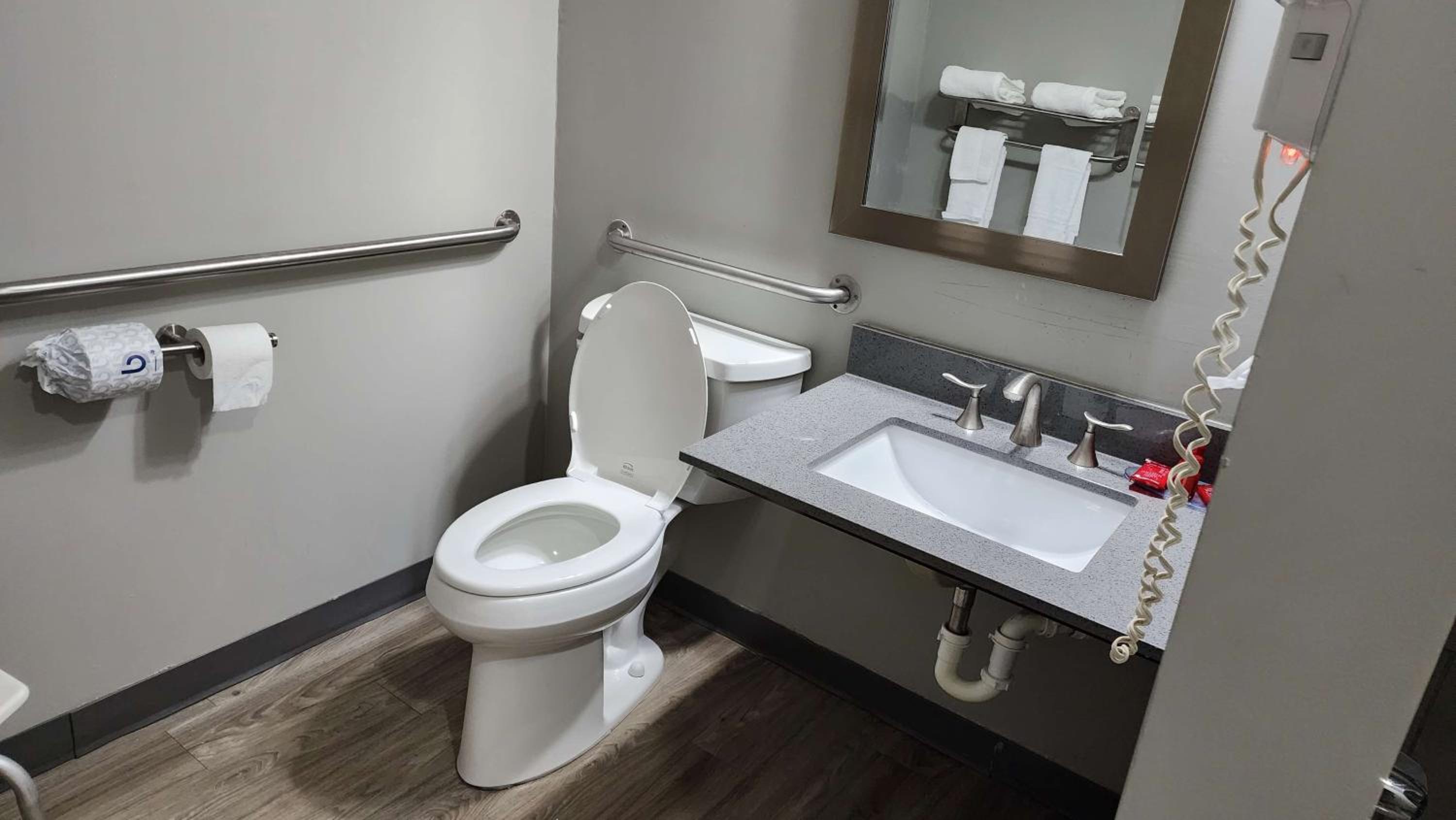 King Room with Bath Tub - Disability Access/Non-Smoking  - Photo 8