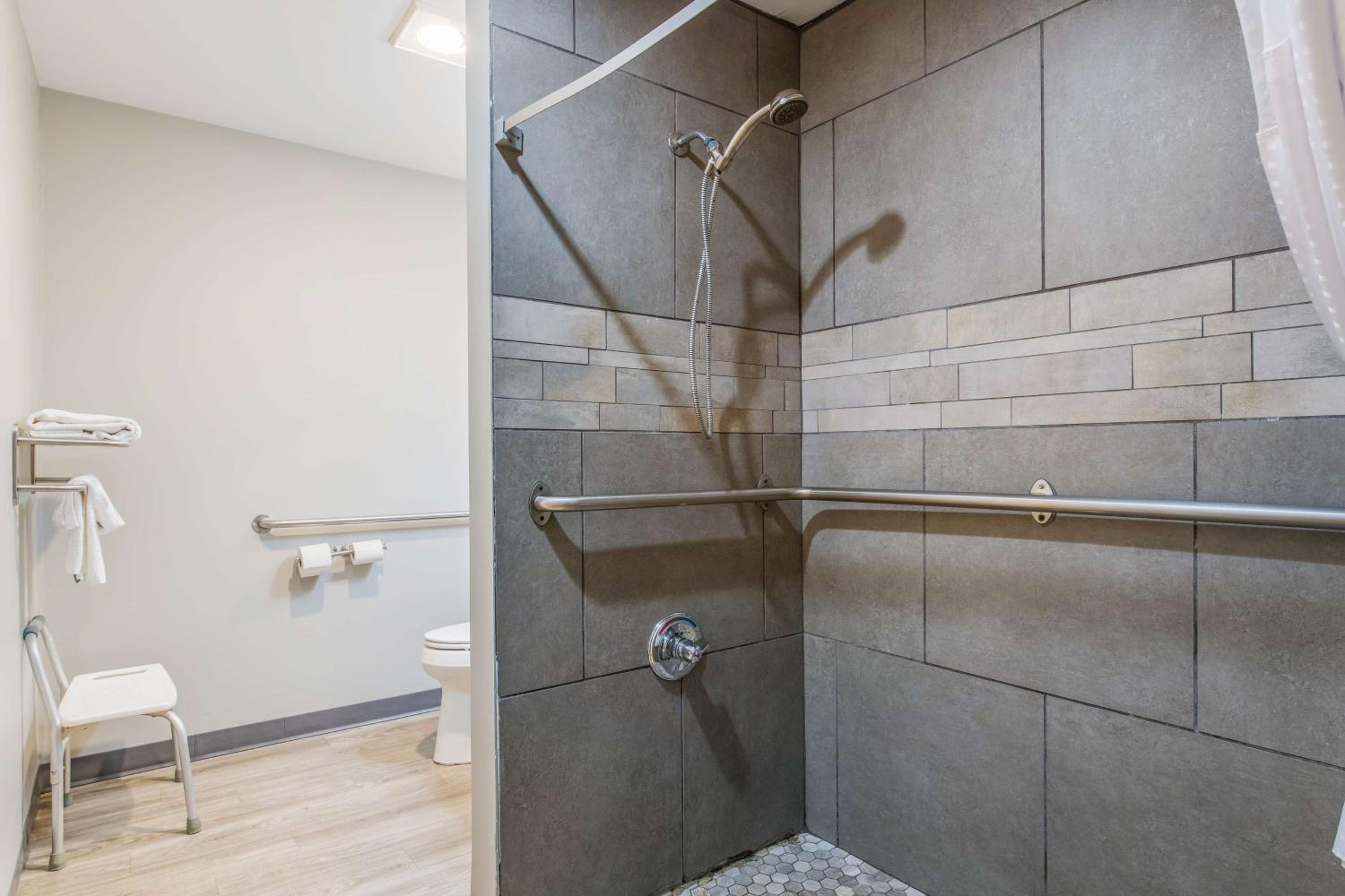 King Room with Roll-in Shower - Disability Access/Non-Smoking - Photo 3