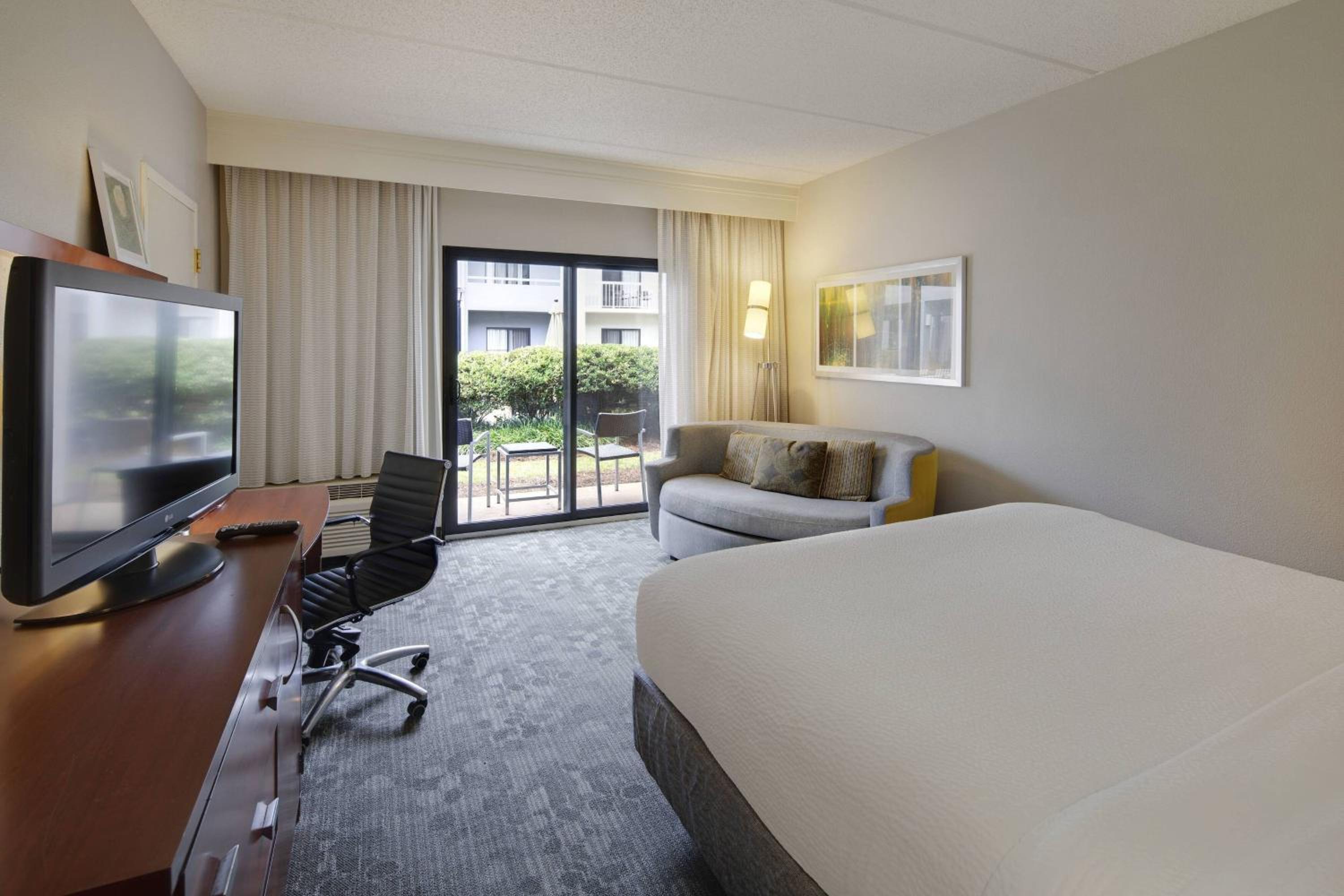 King Room with Sofa Bed - Photo 6