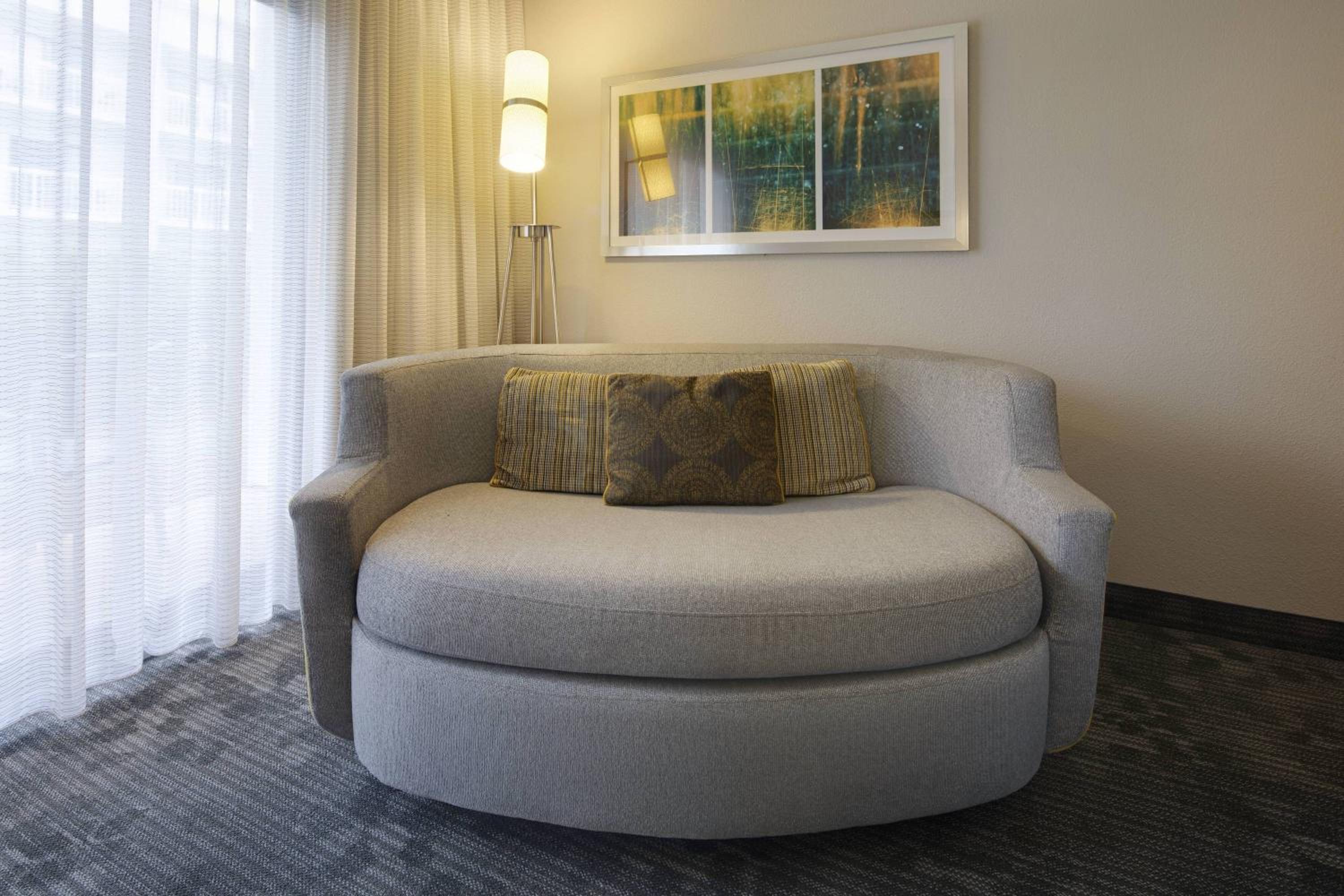 King Room with Sofa Bed - Photo 5