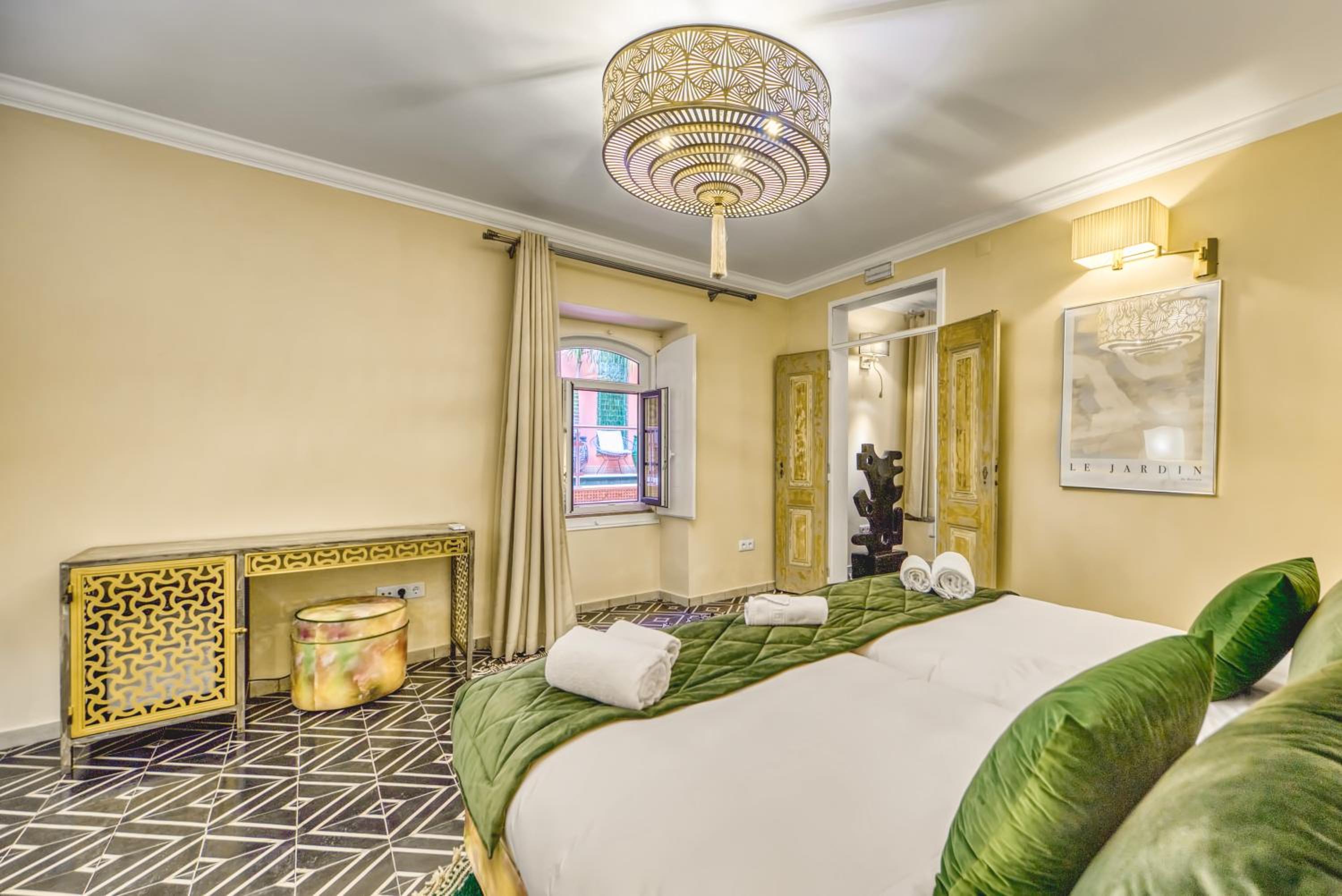 Superior Double or Twin Room with Pool View photo 3