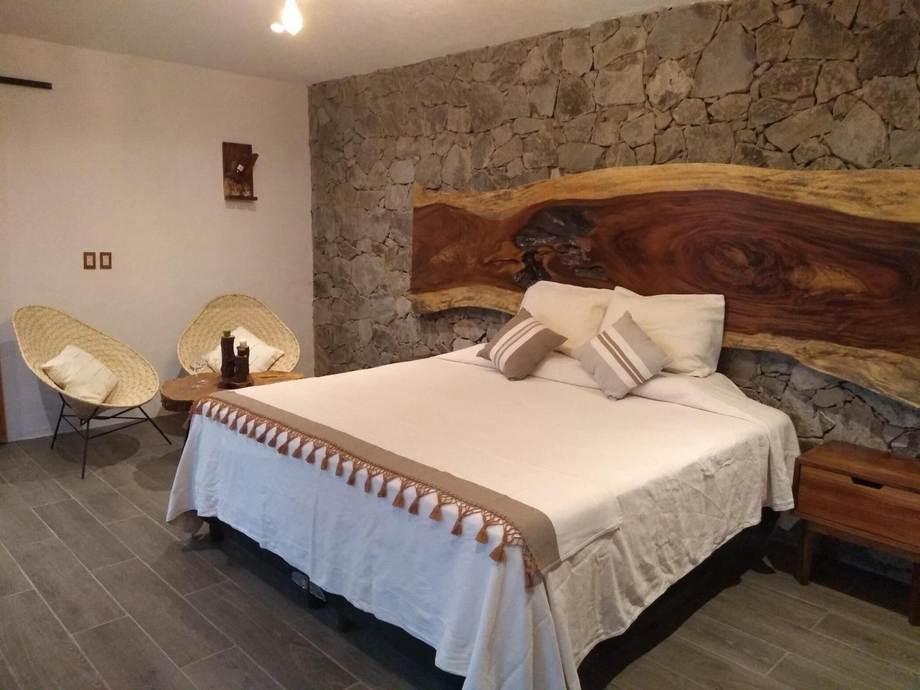 King Room with Balcony - Photo 4