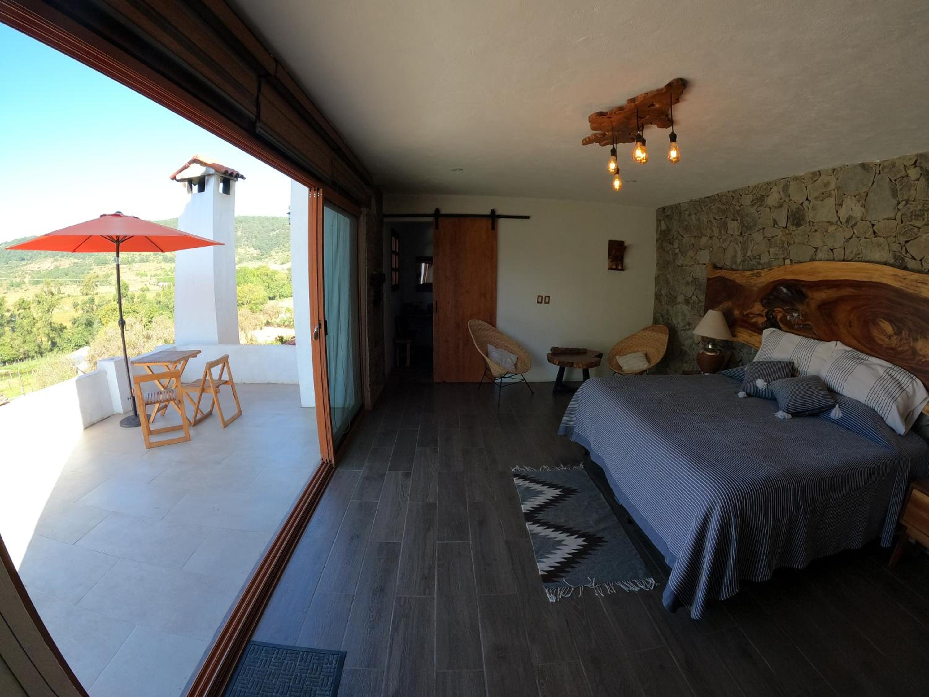 King Room with Balcony - Photo 7