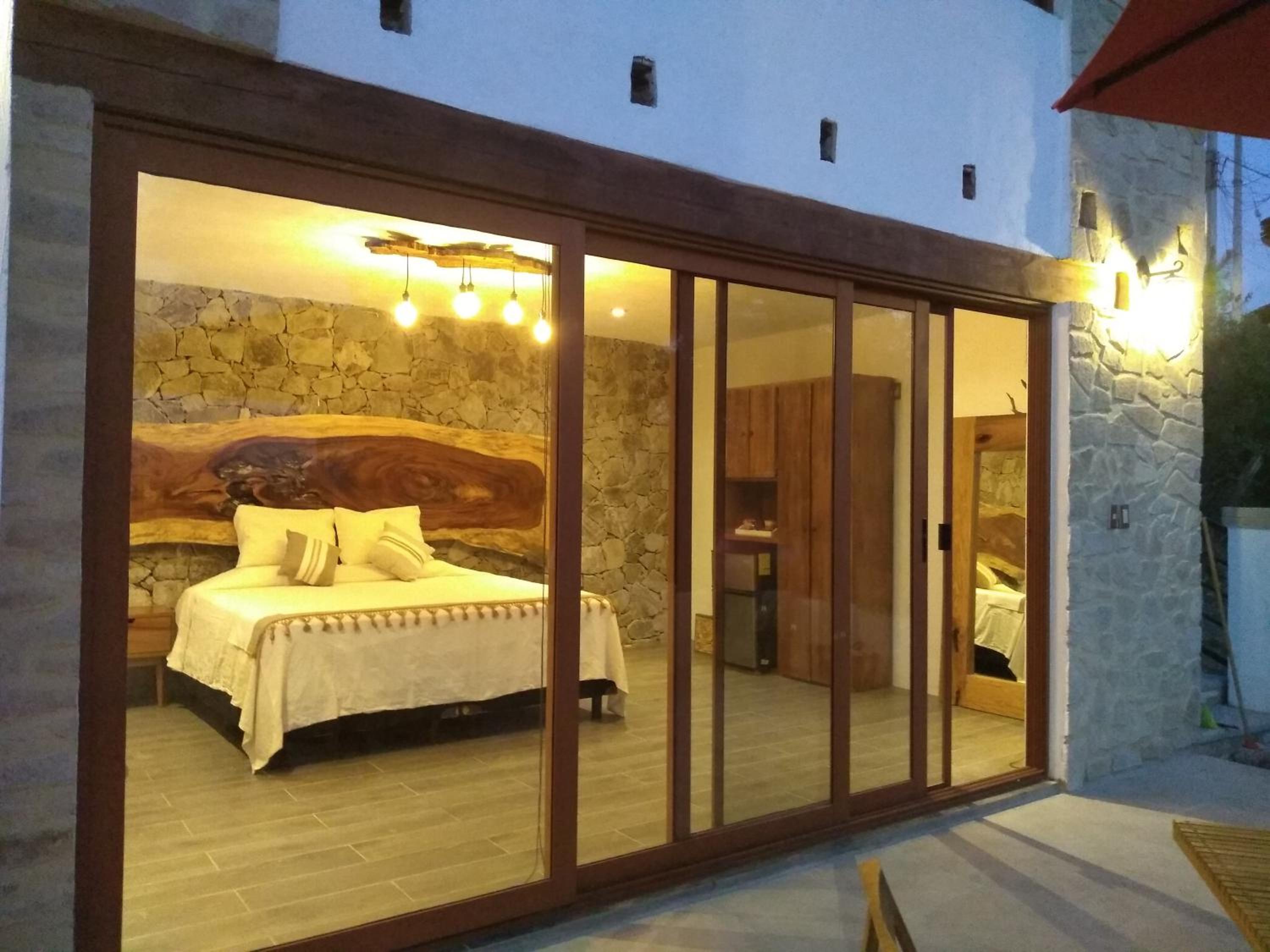 King Room with Balcony - Photo 3