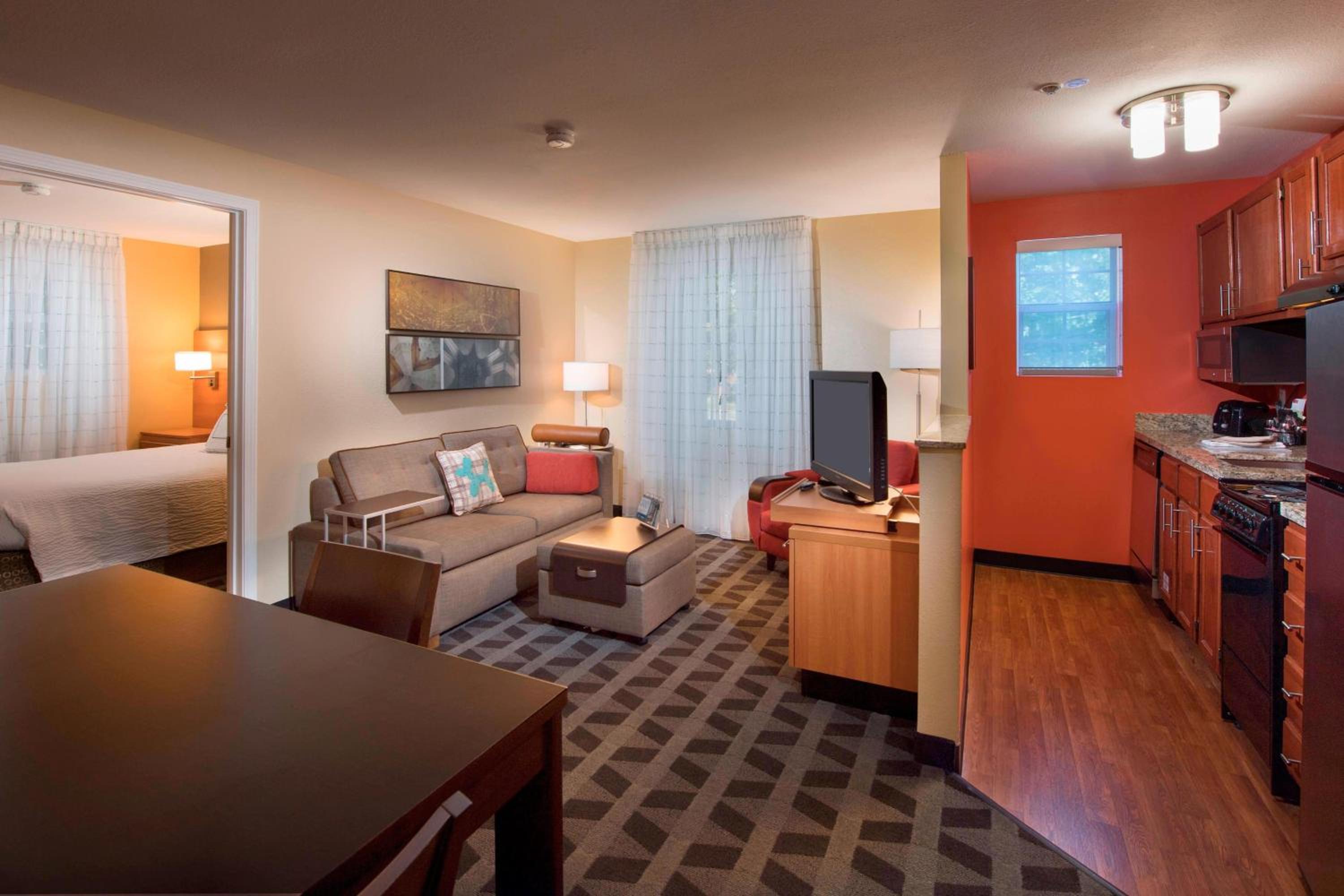 One-Bedroom Queen Suite