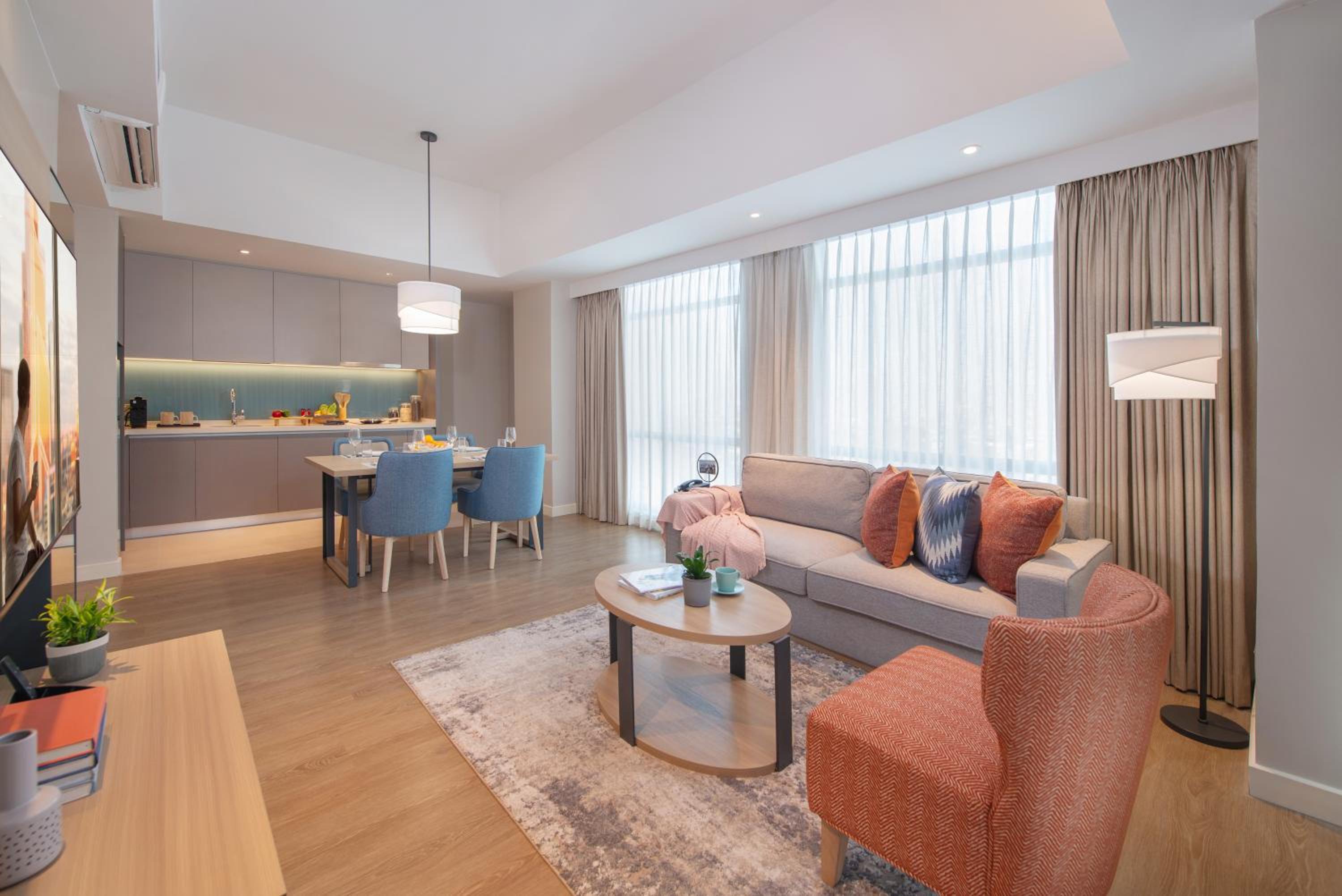 One Bedroom Premier - Photo 3