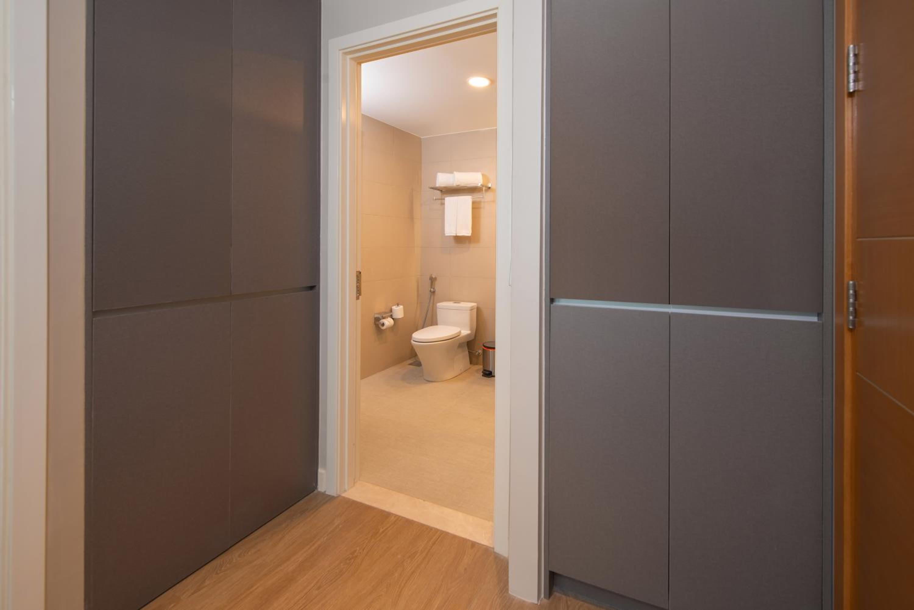 One Bedroom Premier - Photo 5