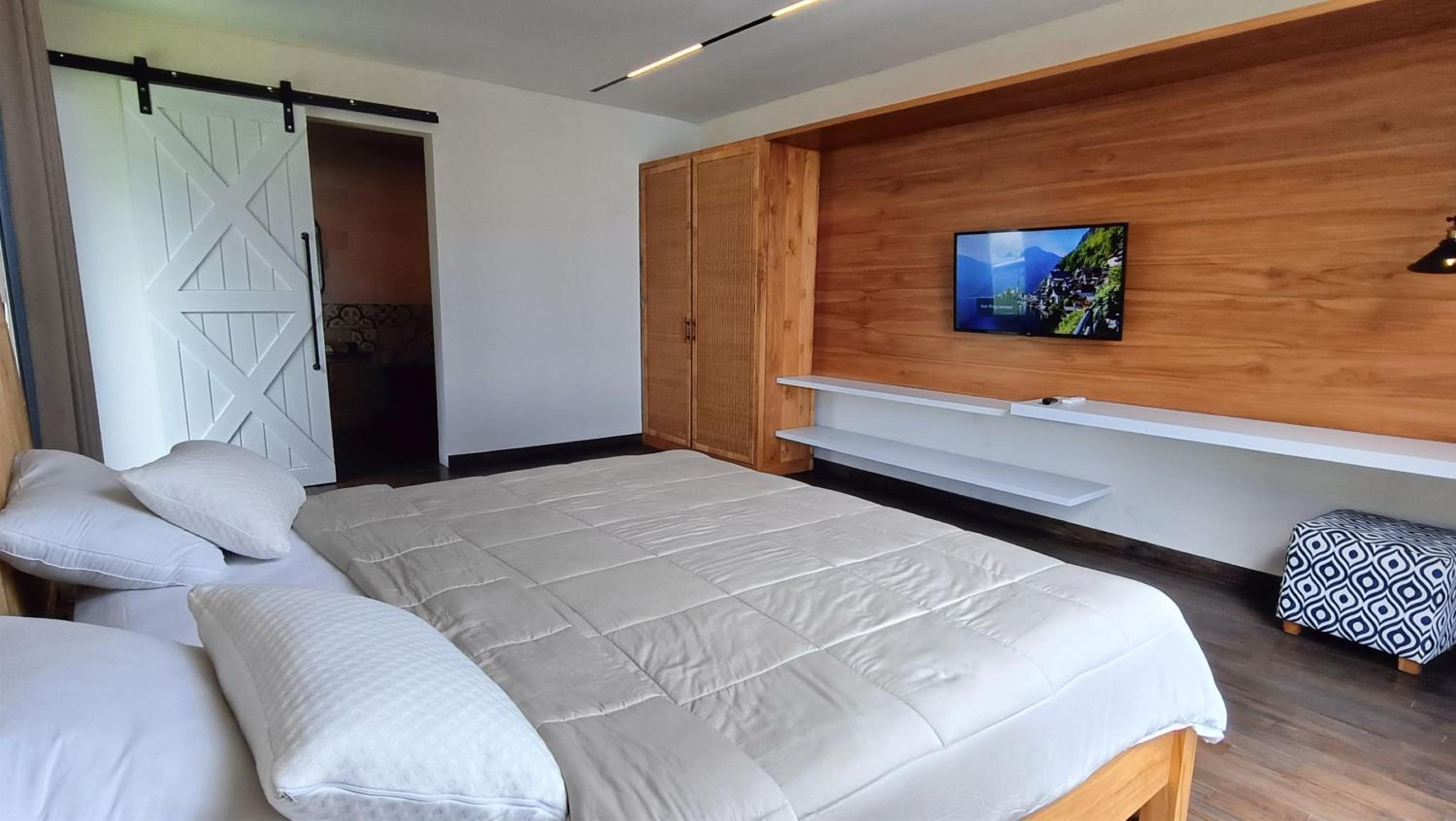 Three Bedroom Beach Front - Photo 36