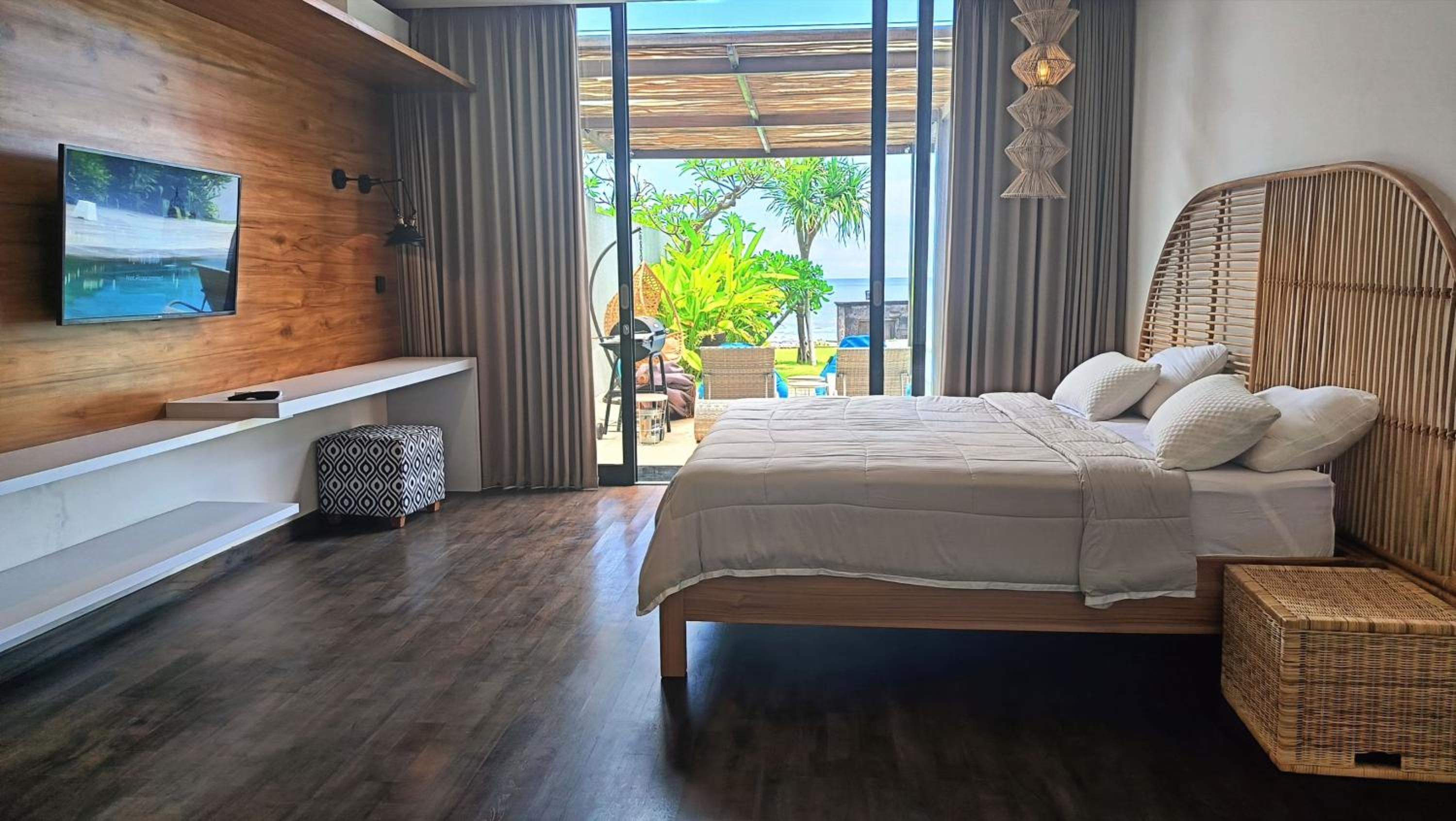 Three Bedroom Beach Front - Photo 32