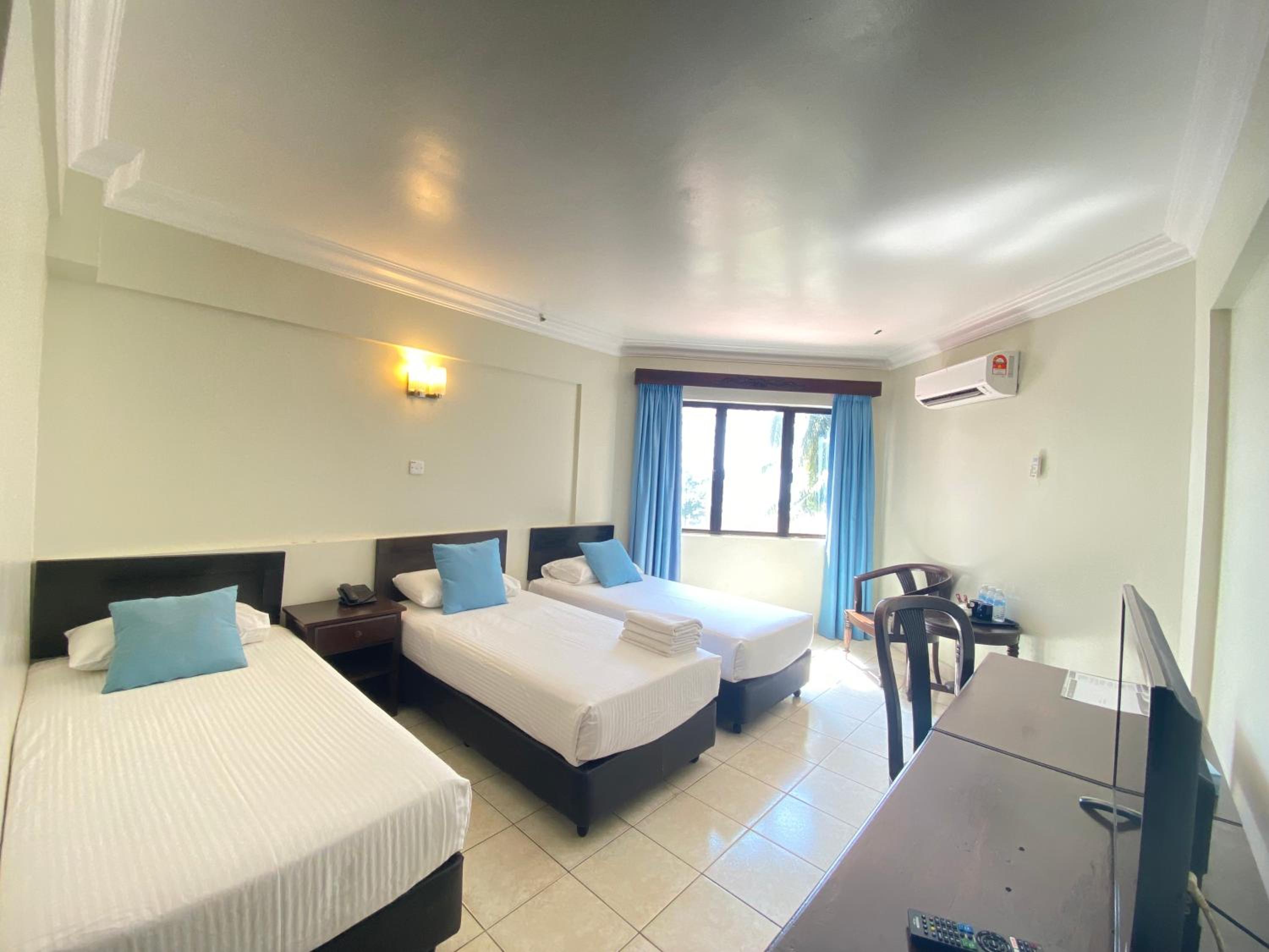 Deluxe Triple Room with Sea View - Photo 5