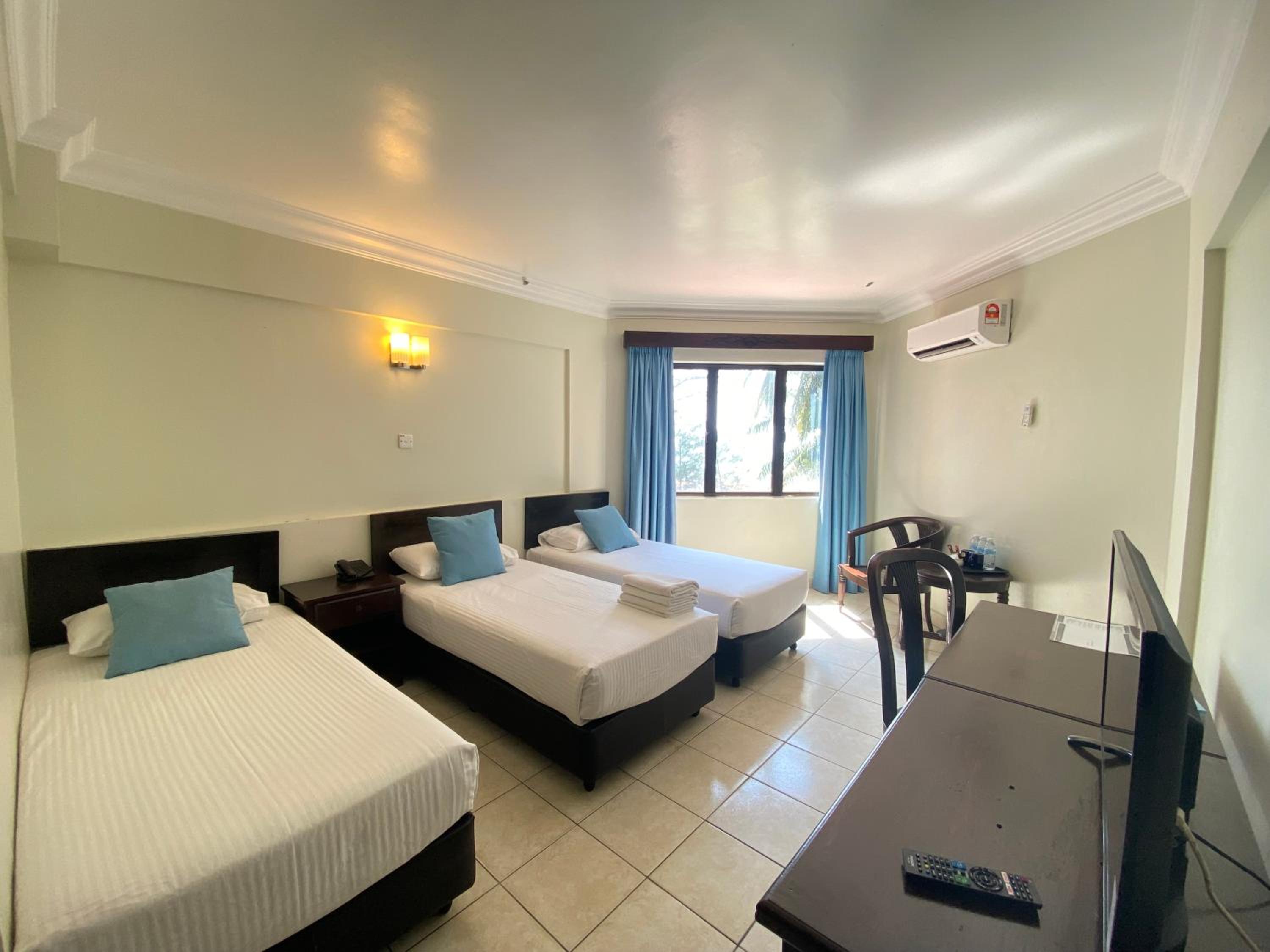Deluxe Triple Room with Sea View - Photo 4
