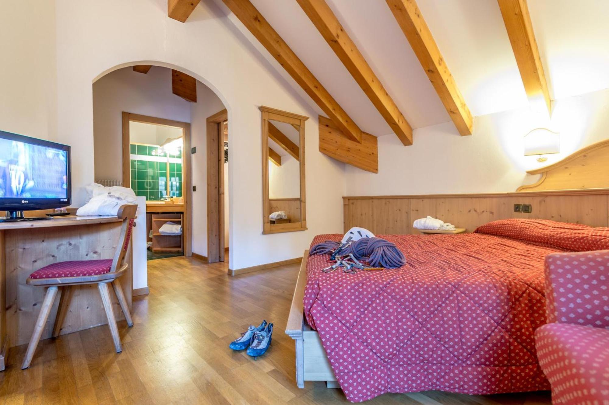 Superior Triple Room photo 3