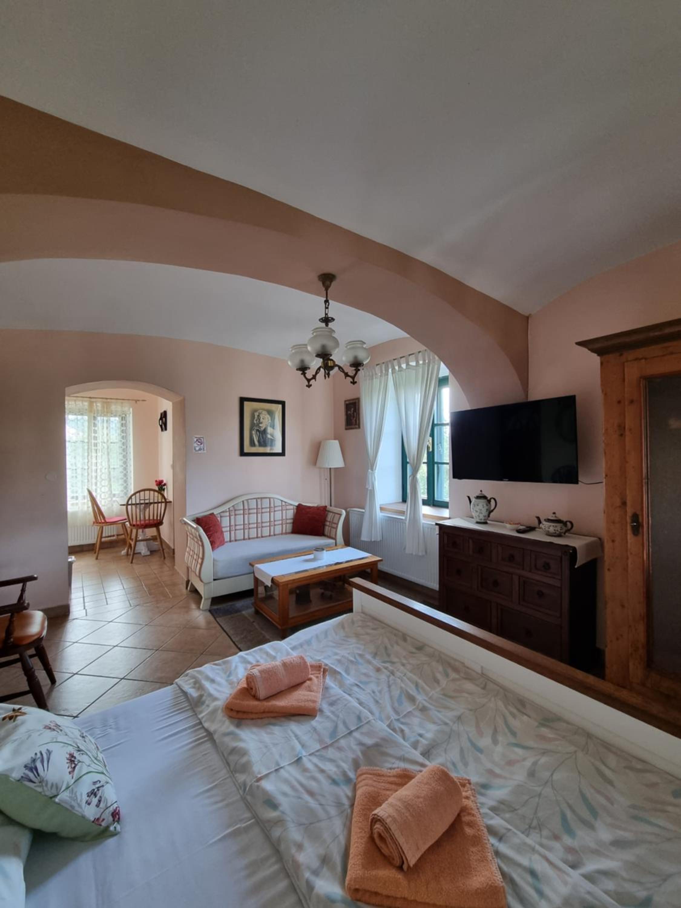 One-Bedroom Apartment - Photo 2