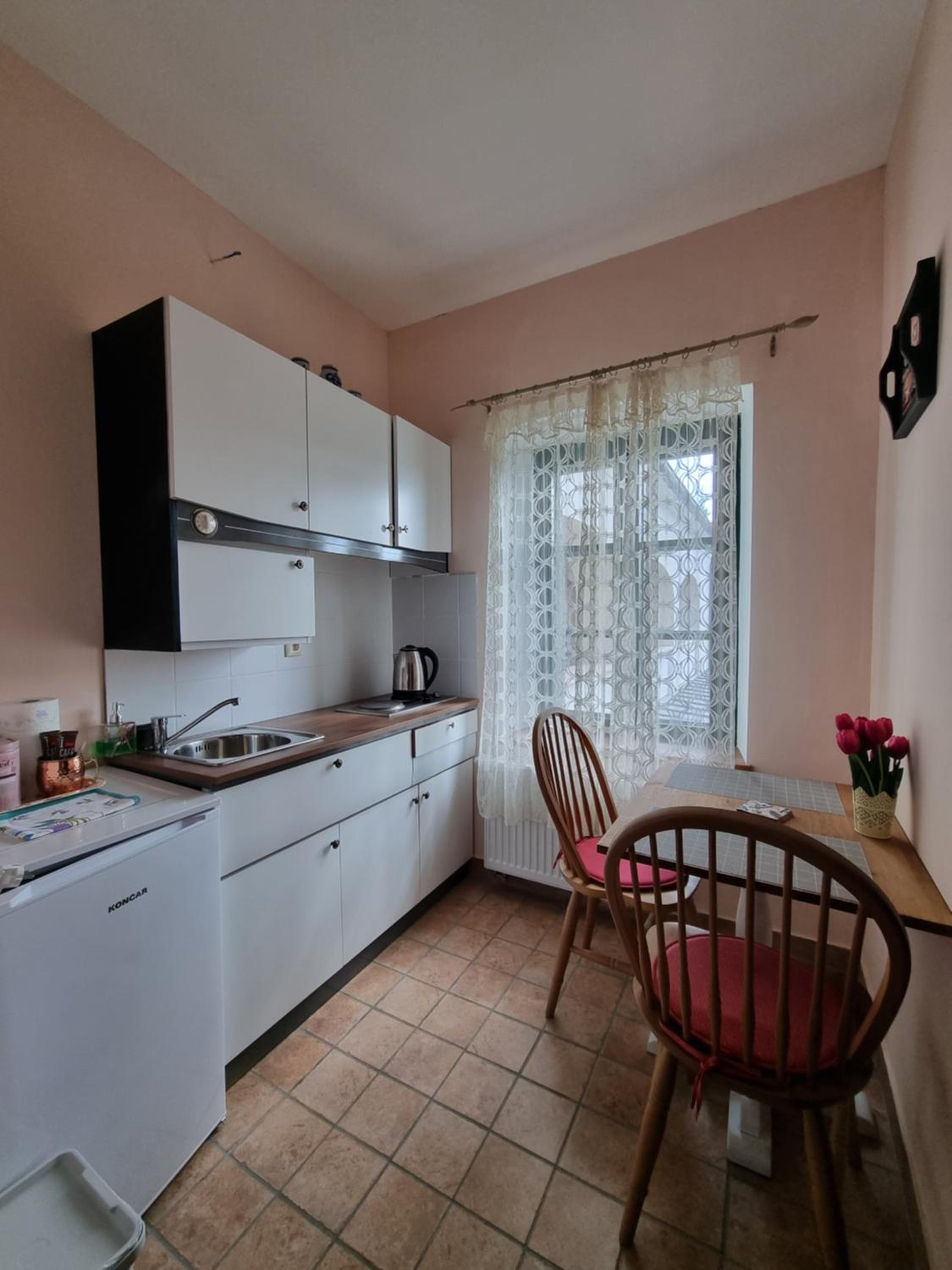 One-Bedroom Apartment - Photo 3
