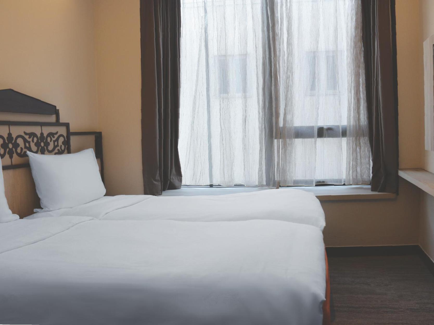 Hamilton Superior Room