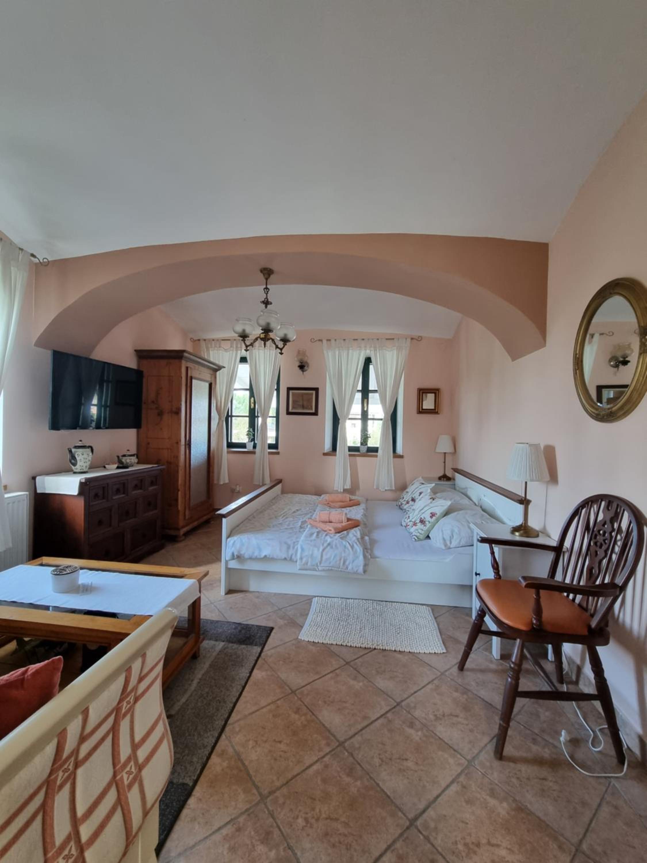 One-Bedroom Apartment - Photo 1
