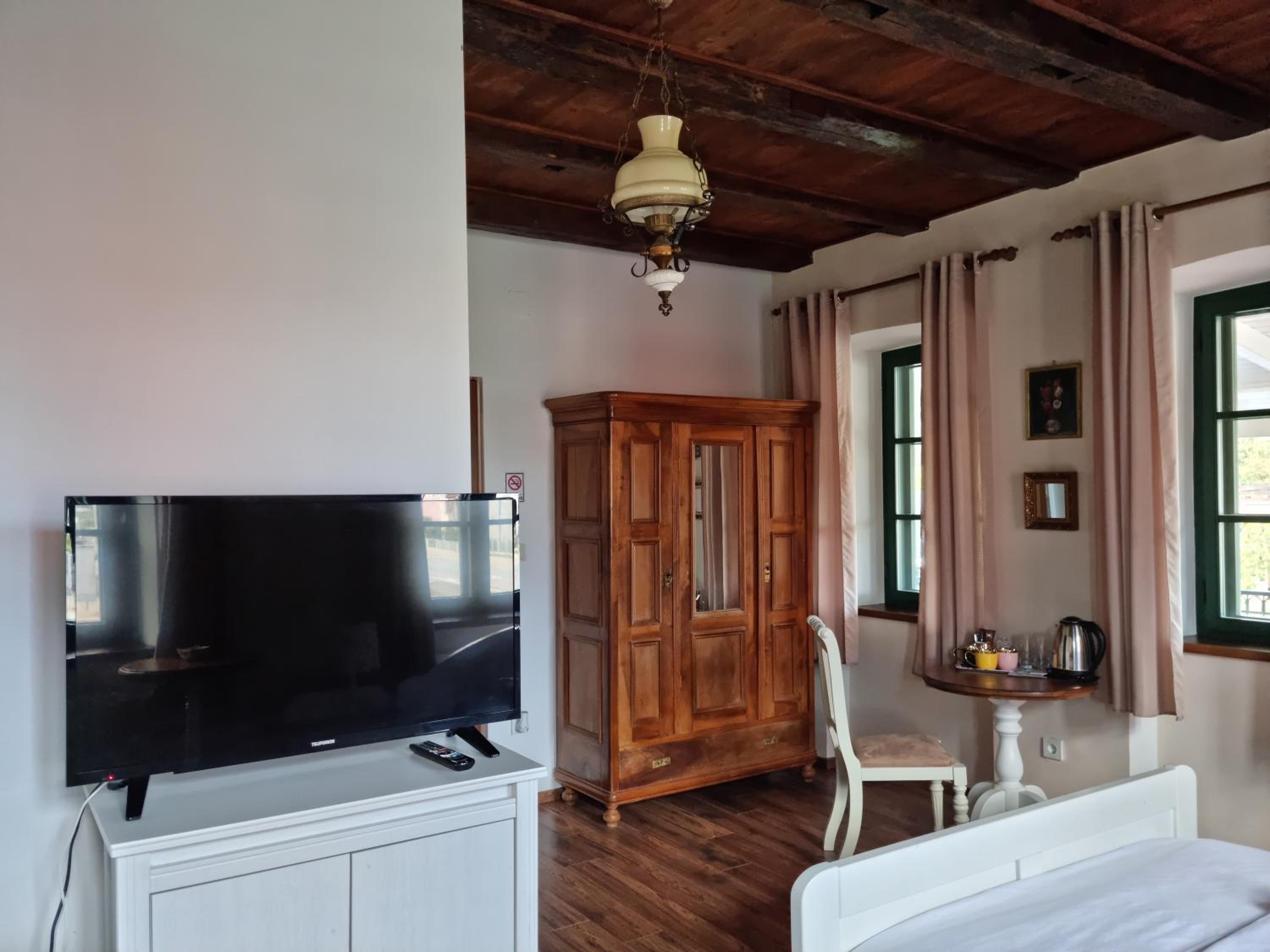 Deluxe Family Room - Photo 2