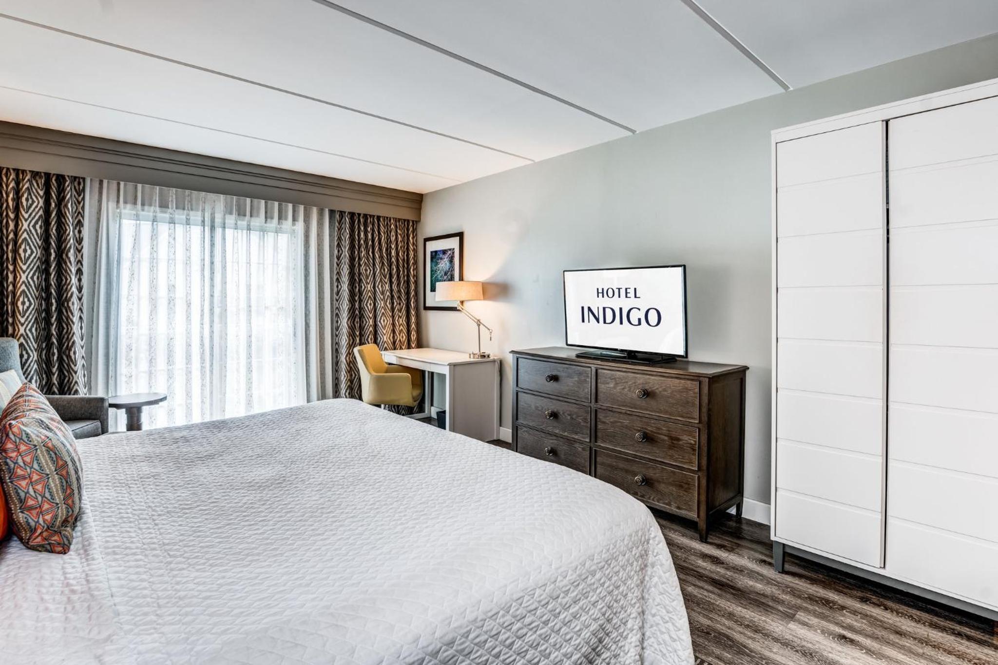 Standard King Room with Balcony - Photo 9