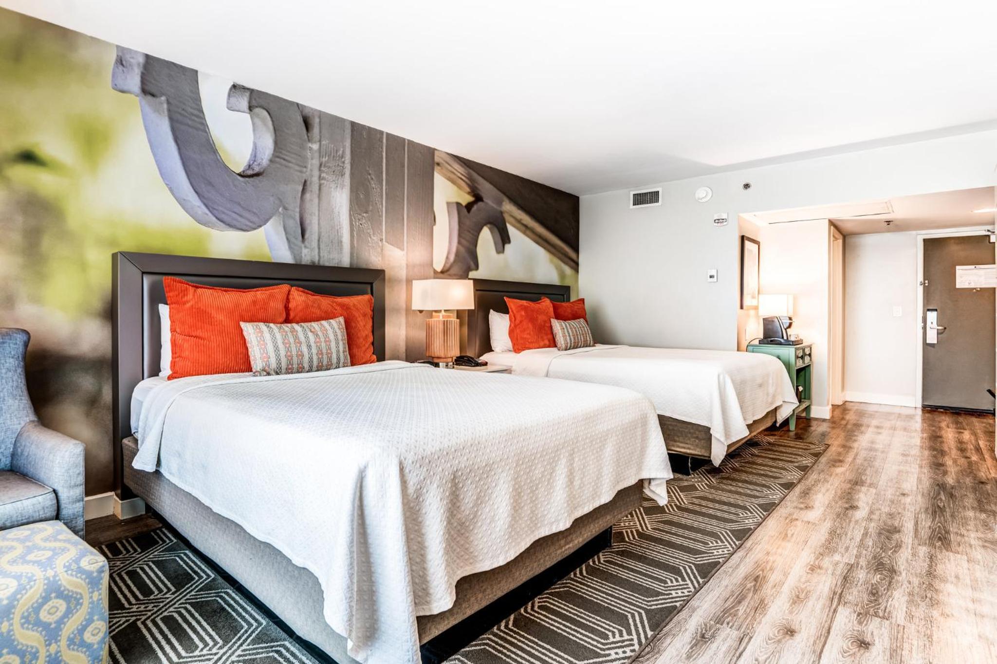 Standard Queen Room with Two Queen Beds - Photo 2