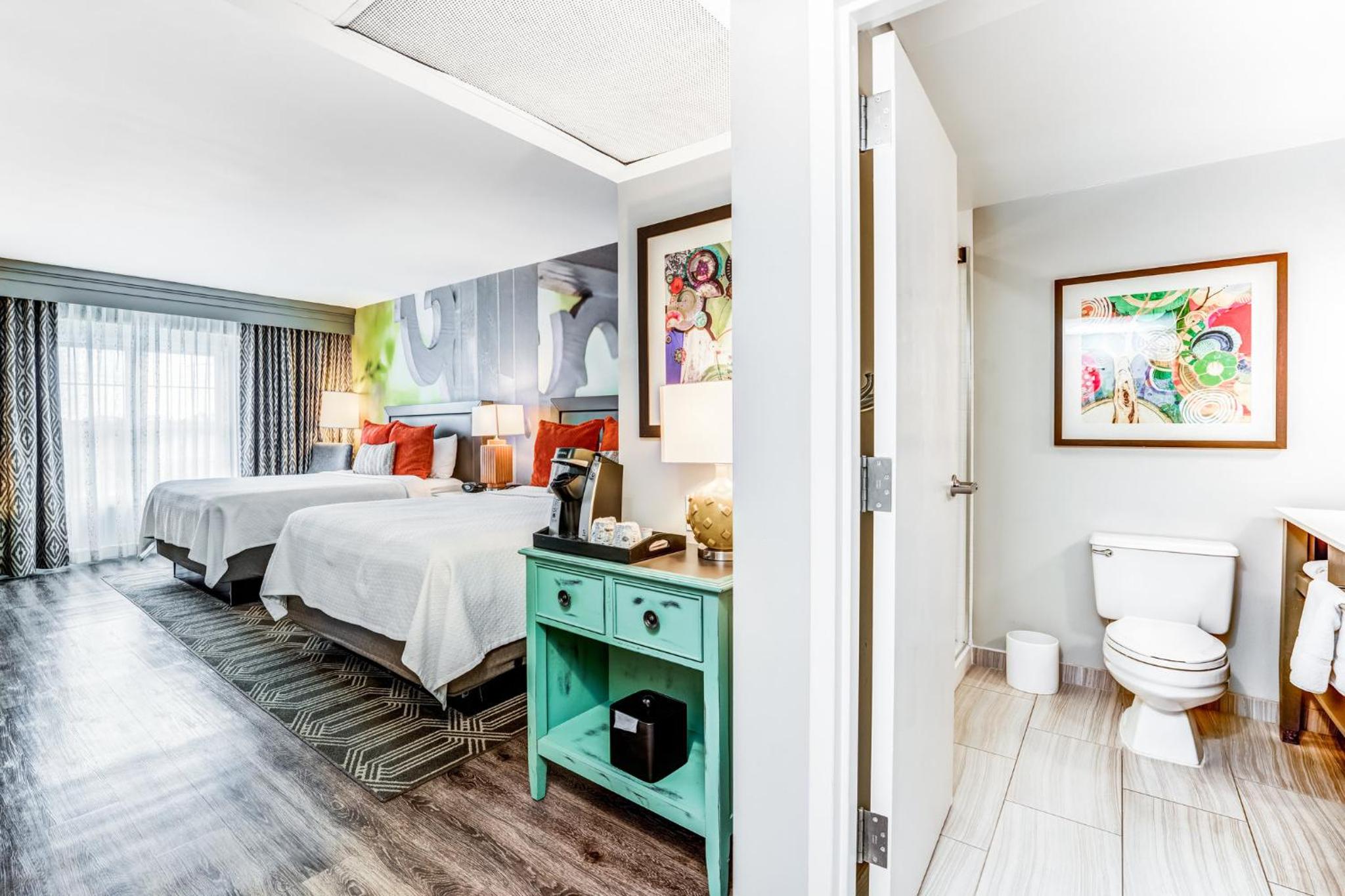 Standard Queen Room with Two Queen Beds - Photo 4