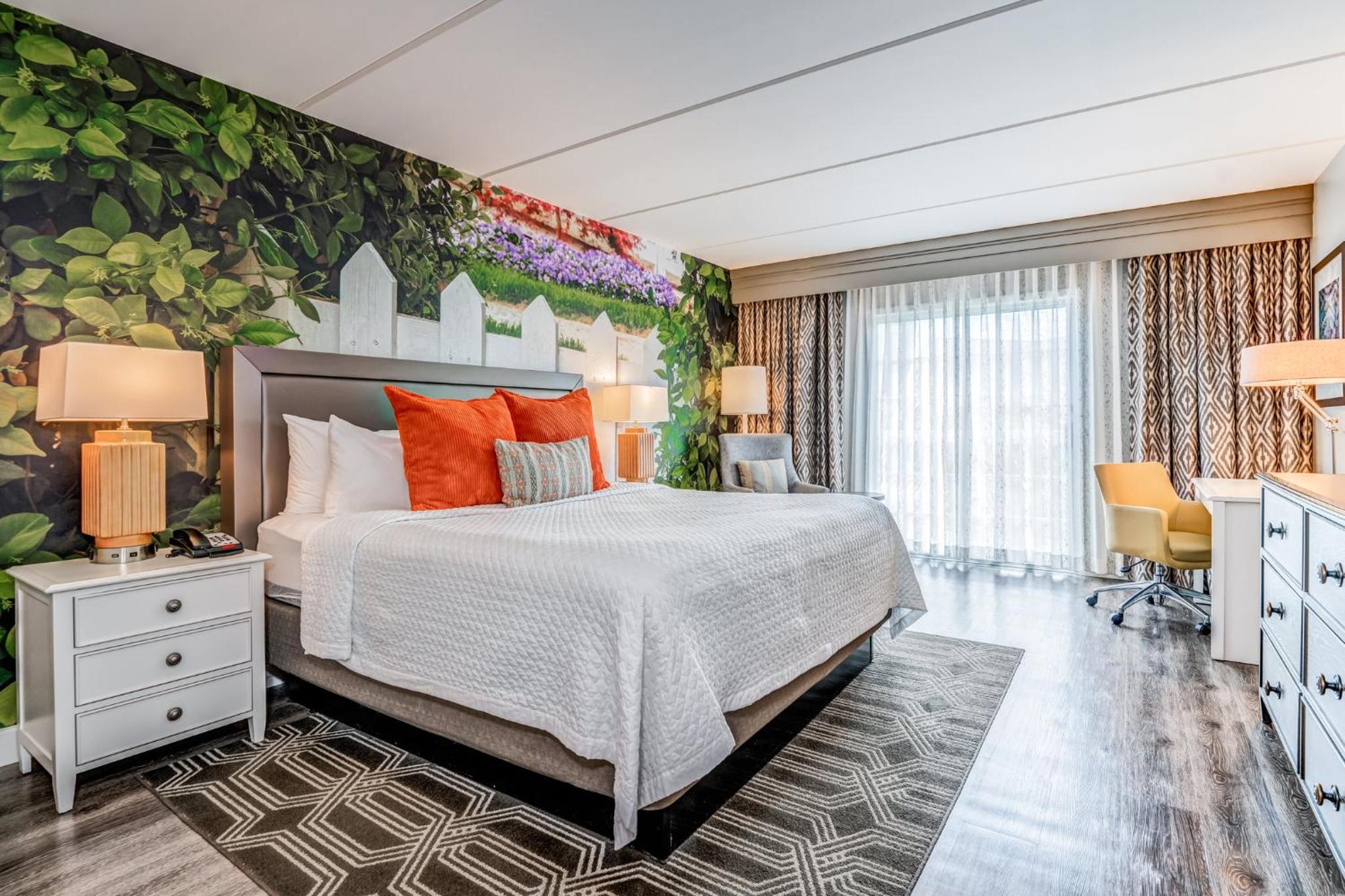 Standard King Room with Balcony - Photo 4