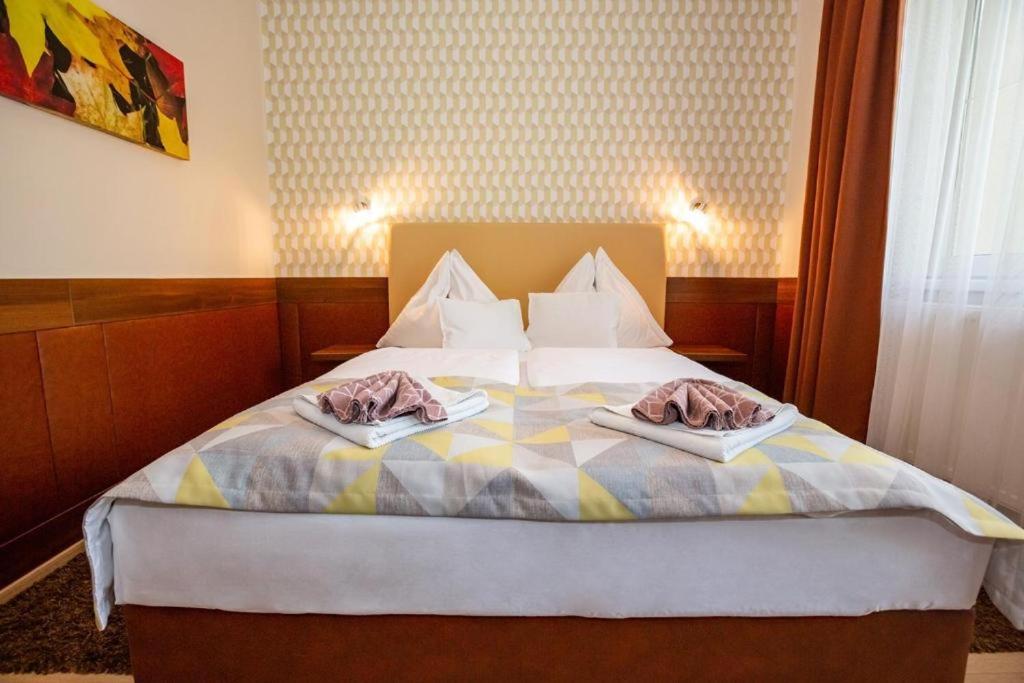 Queen Room with Balcony photo 1