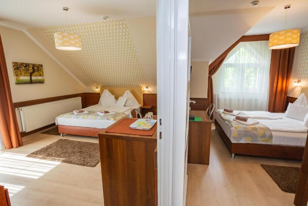 Standard Queen Room photo 2