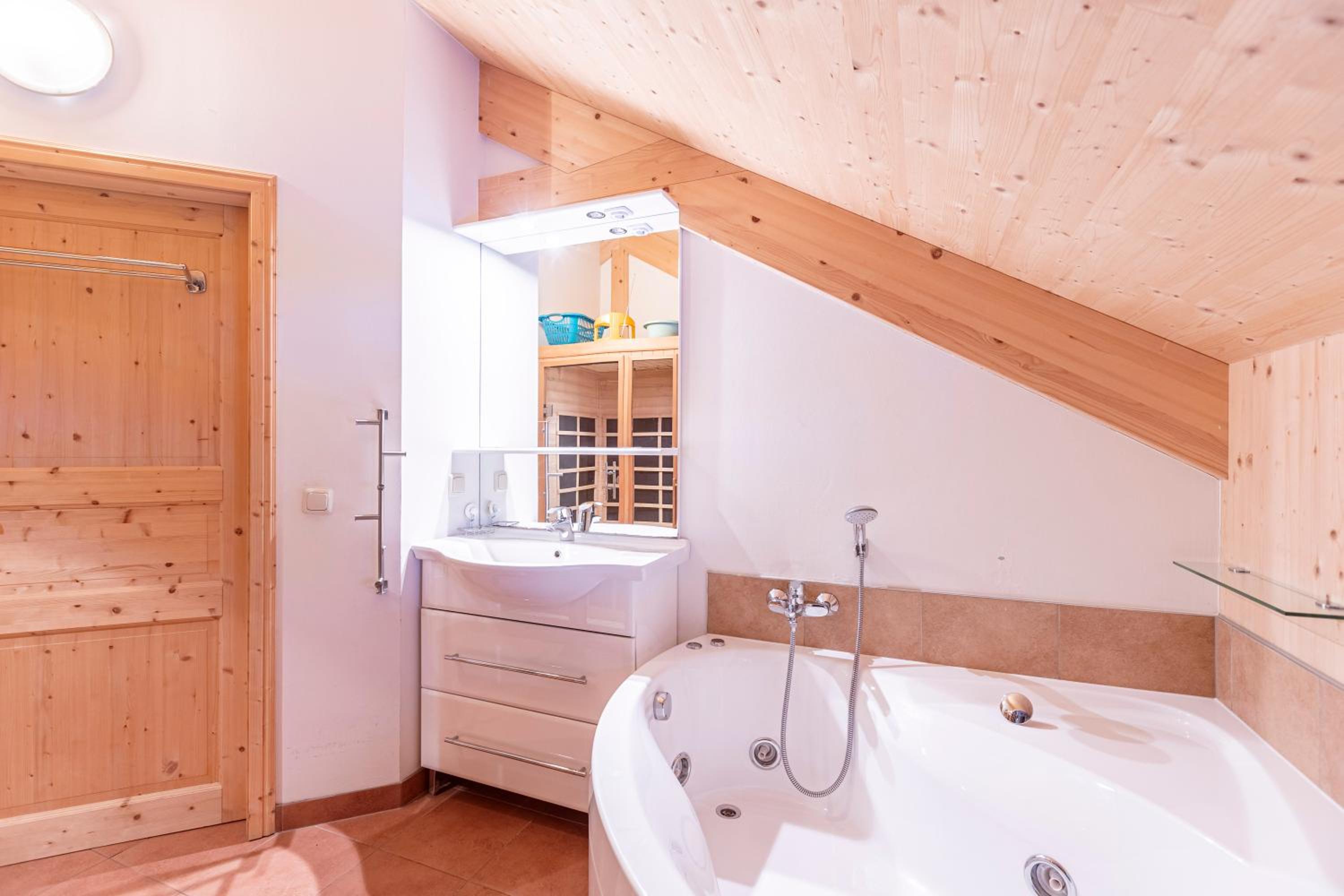 Chalet 22 with 4 bedrooms & ir-sauna photo 2