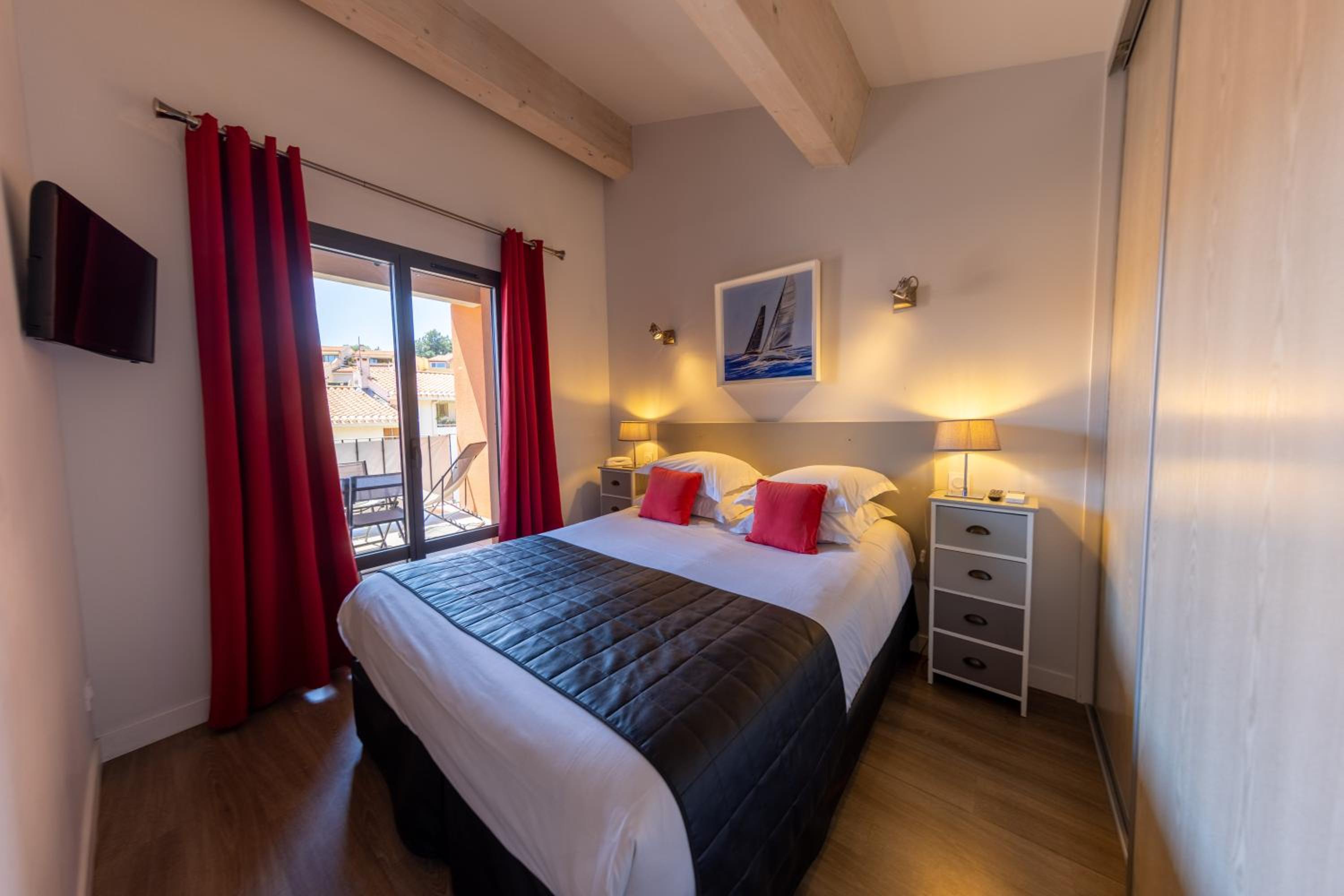 One-Bedroom Apartment With Outdoor Area- Hotel Services, photo 6
