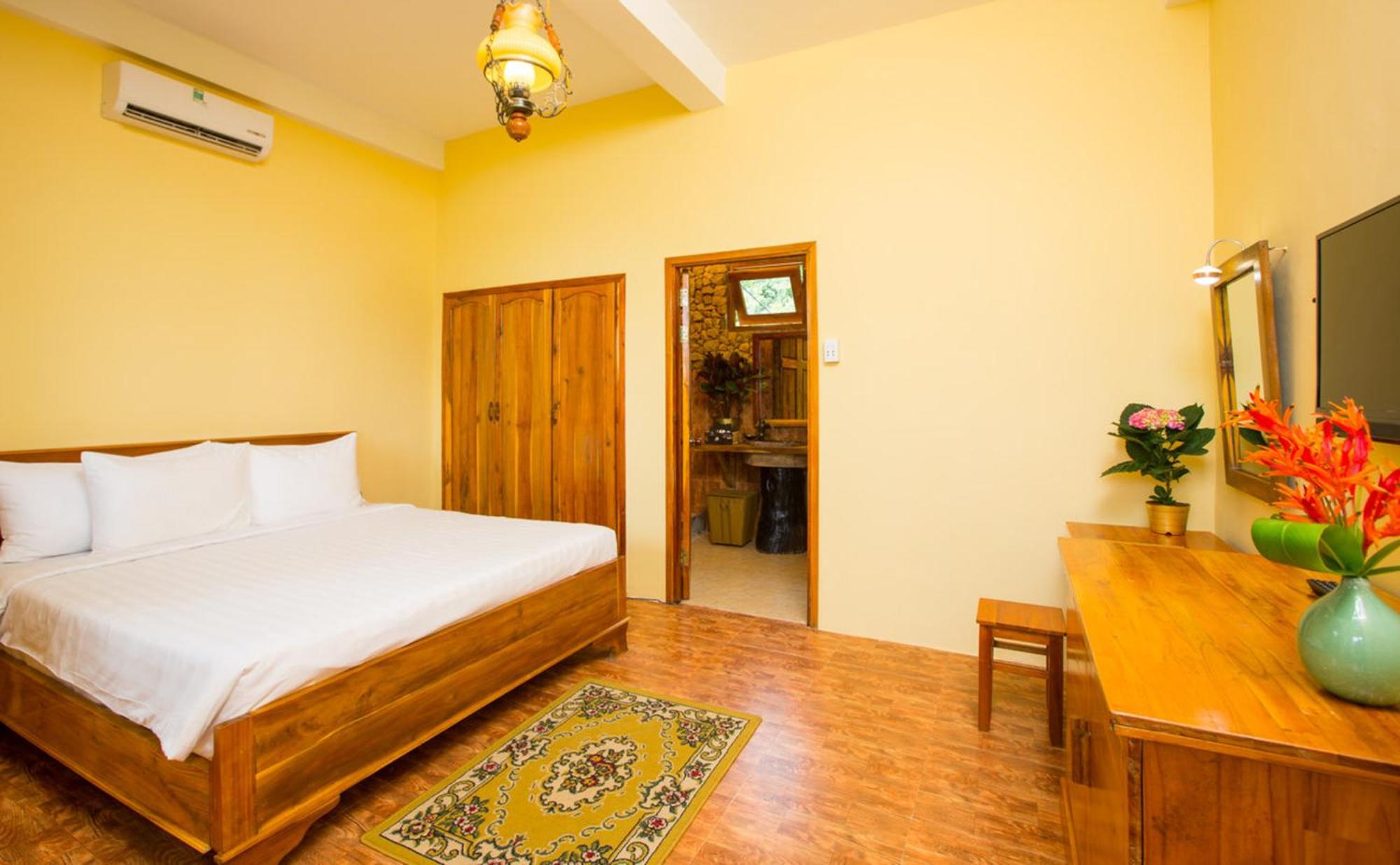 Standard Queen Room