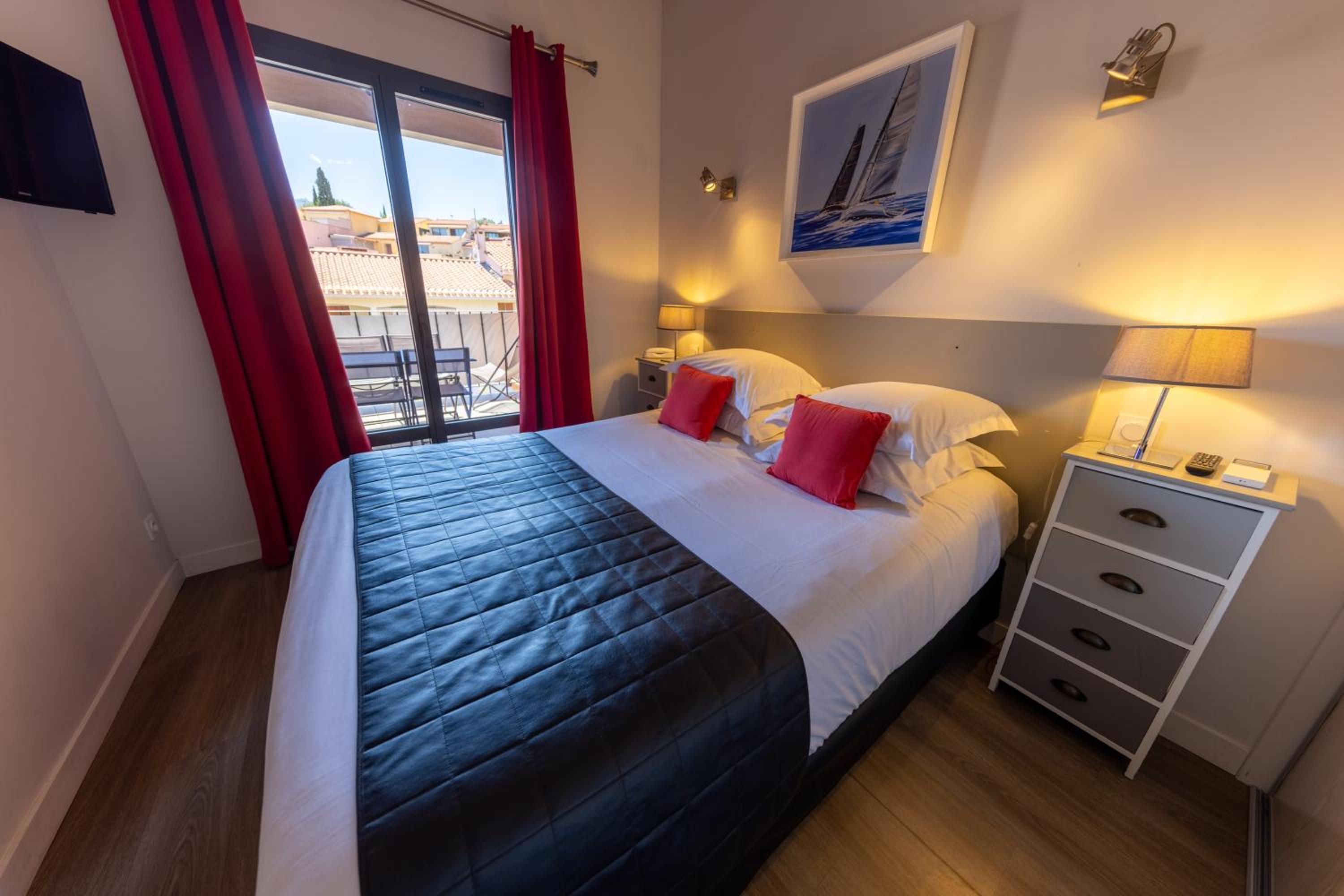 One-Bedroom Apartment with Outdoor Area - No Hotel services  photo 3