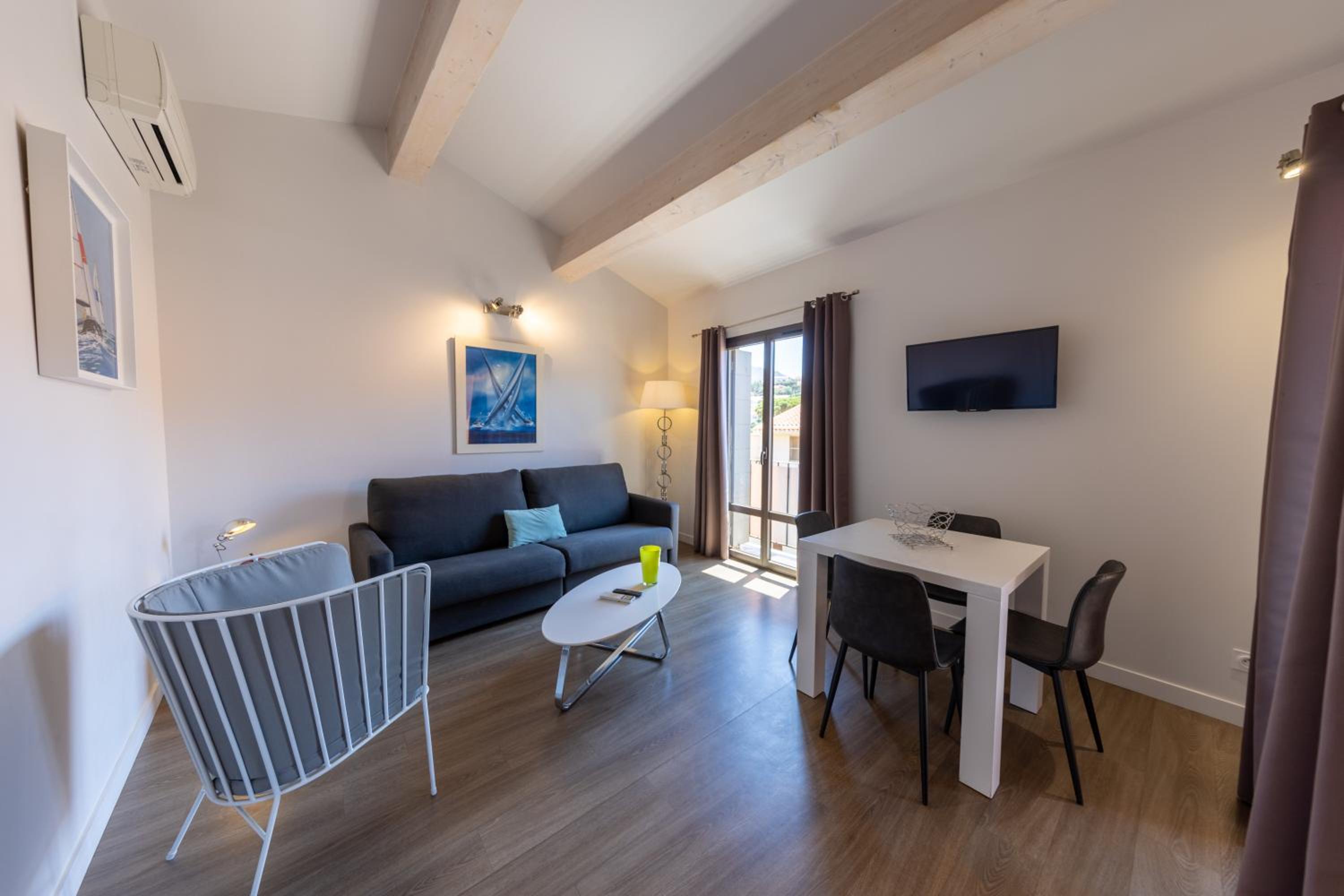 One-Bedroom Apartment with Outdoor Area - No Hotel services  photo 2