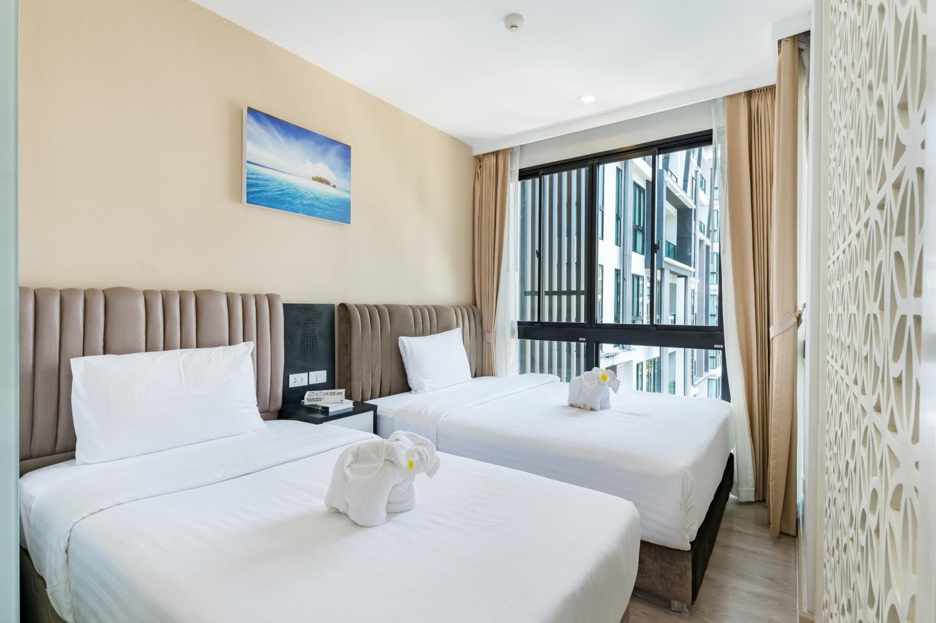 Studio Room, Triple with Pool View - Photo 3